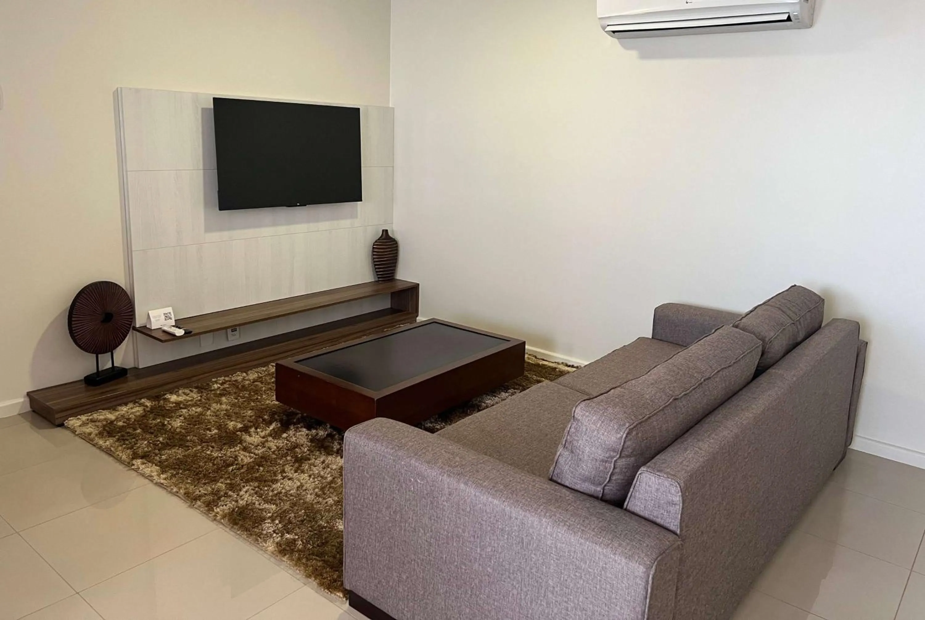 Photo of the whole room in Wyndham Golden Foz Suítes