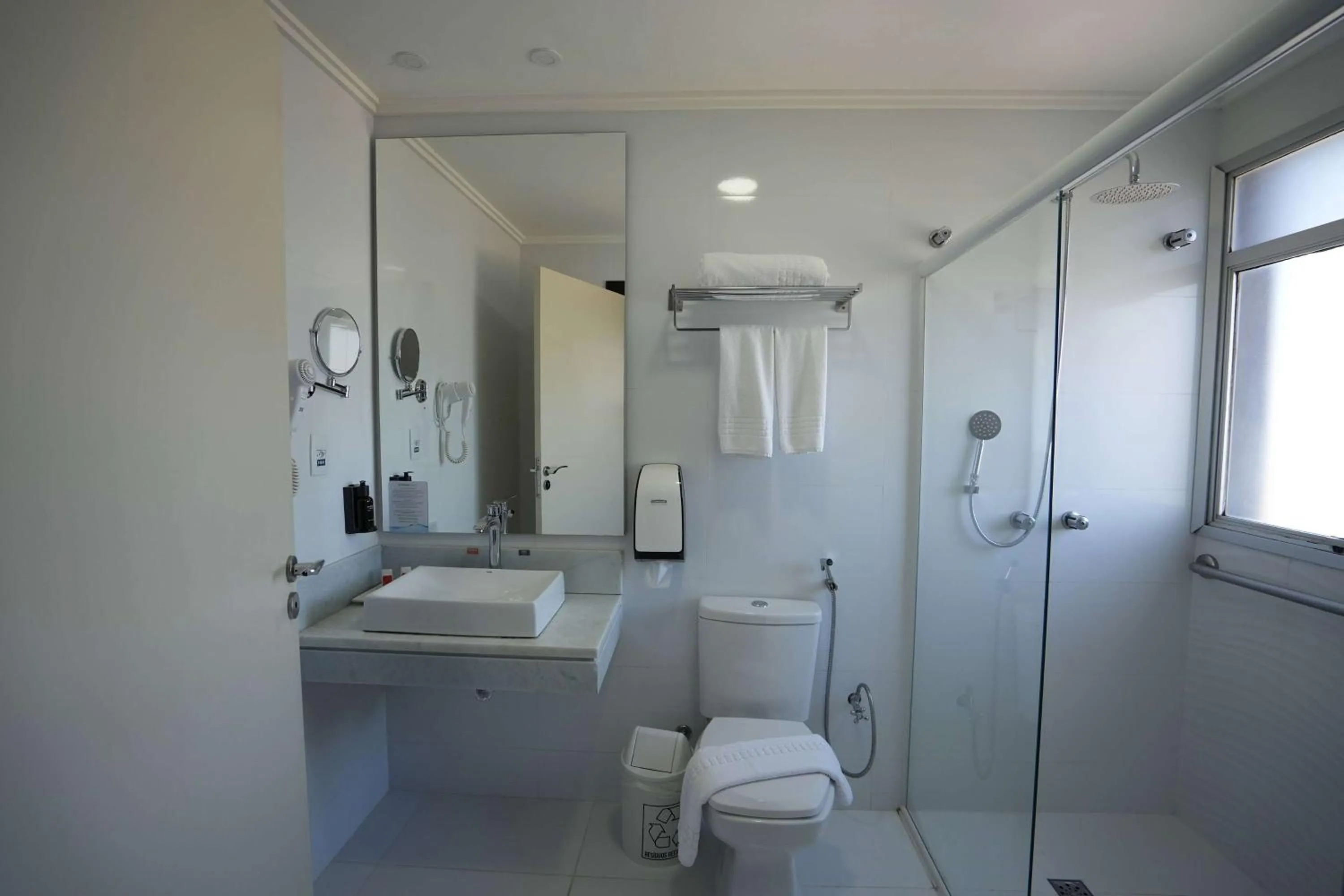 Photo of the whole room in Wyndham Golden Foz Suítes