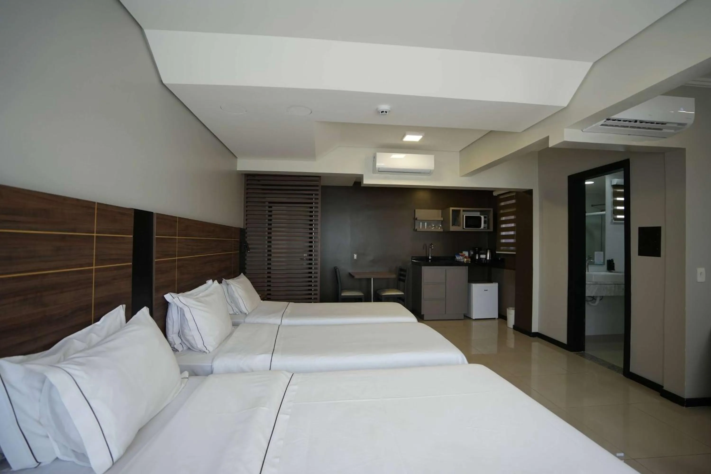 Photo of the whole room, Bed in Wyndham Golden Foz Suítes