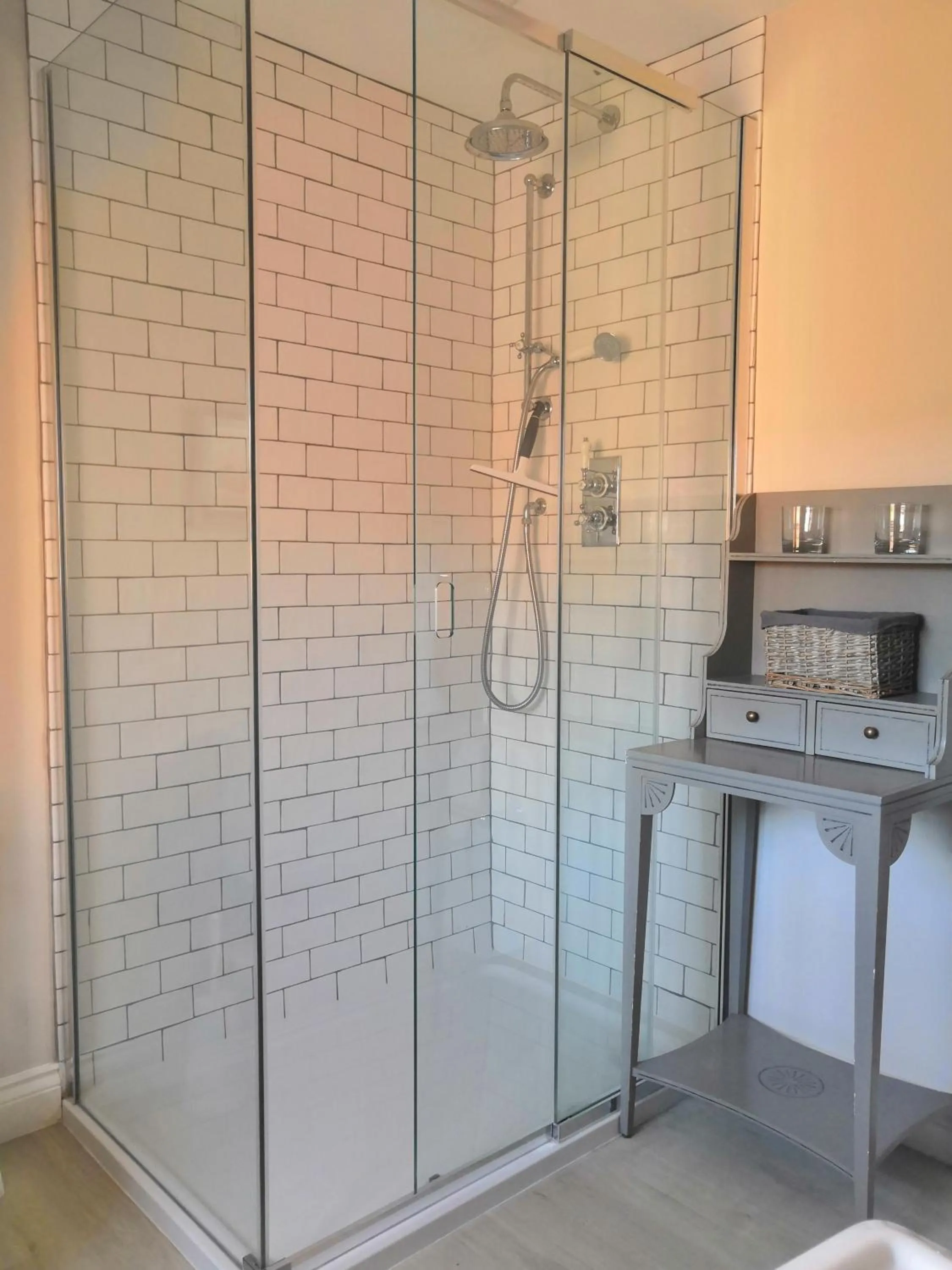 Shower in The Three Horseshoes