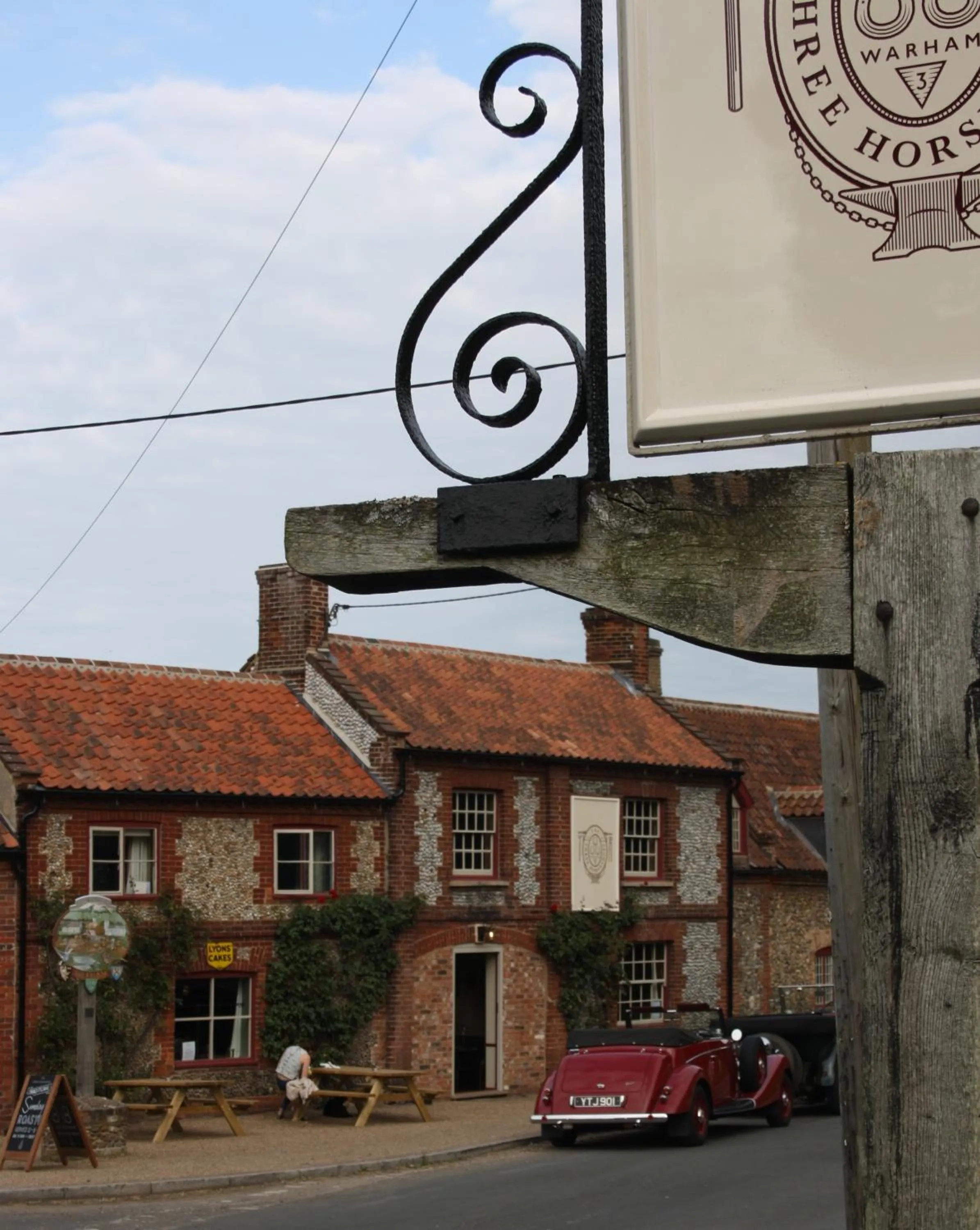 Facade/entrance in The Three Horseshoes