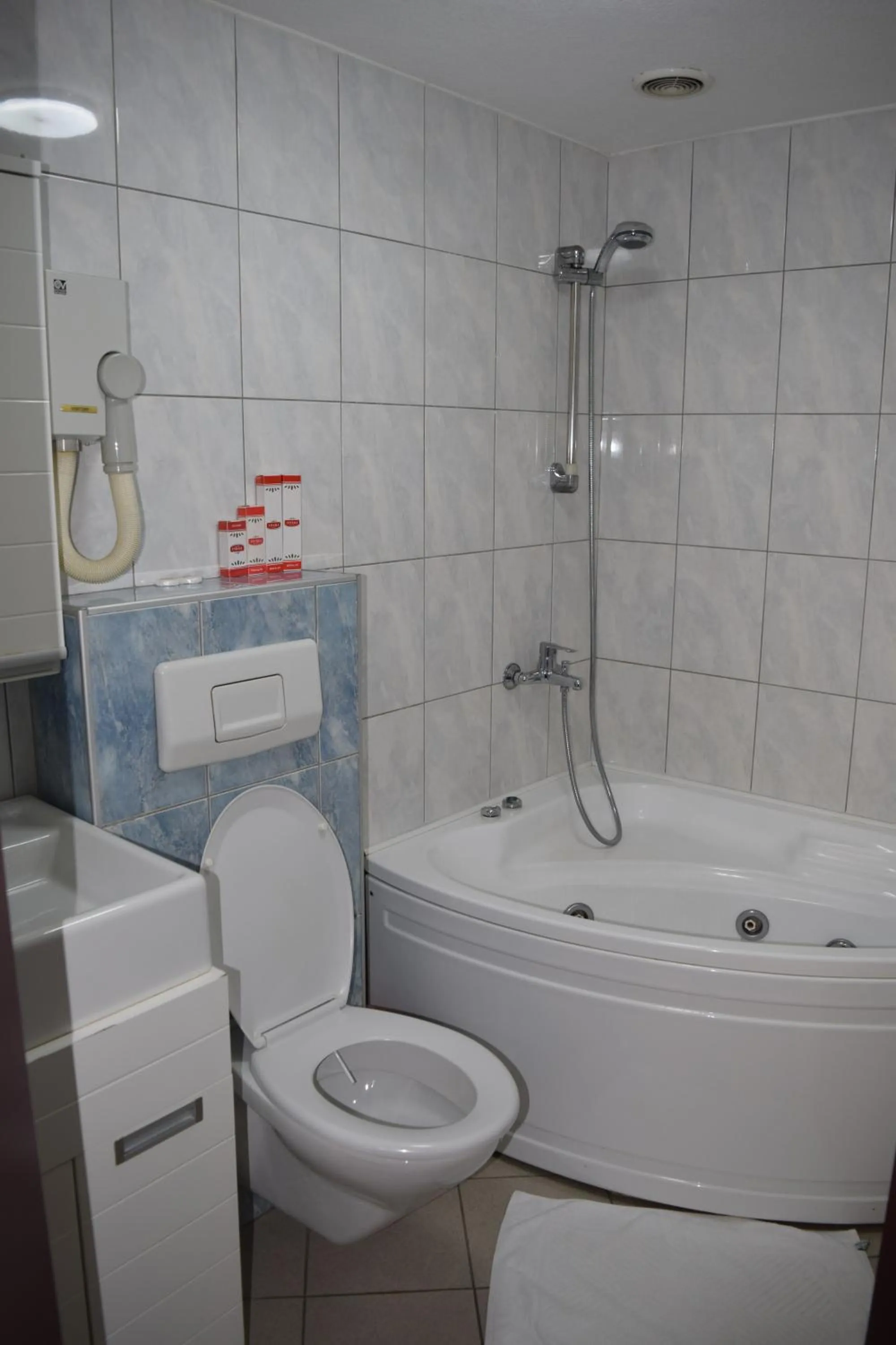 Shower in Hotel Tivoli