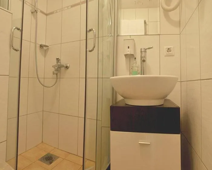 Shower in Hotel Tivoli