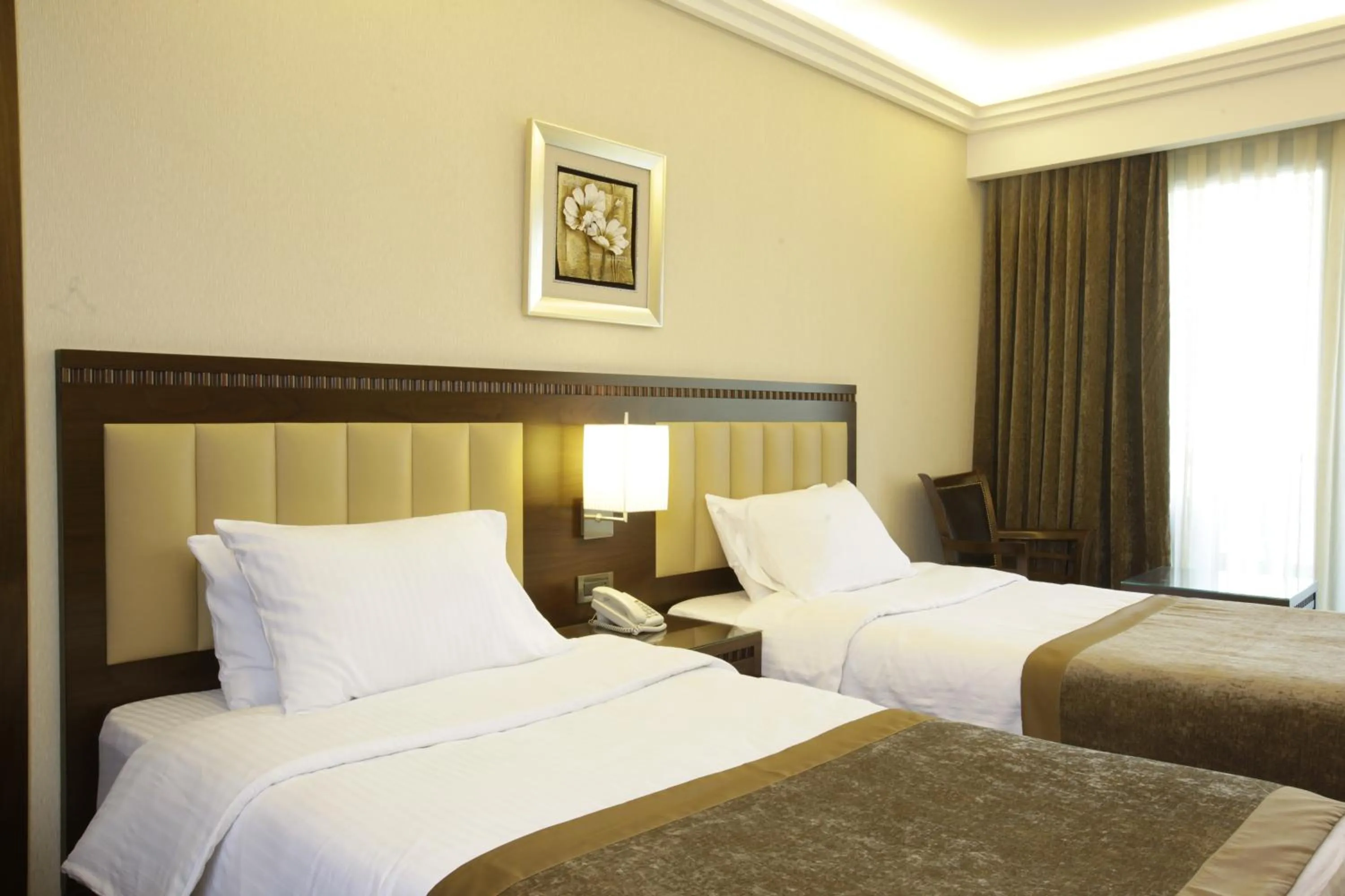 Bed in Lancaster Suites Raouche