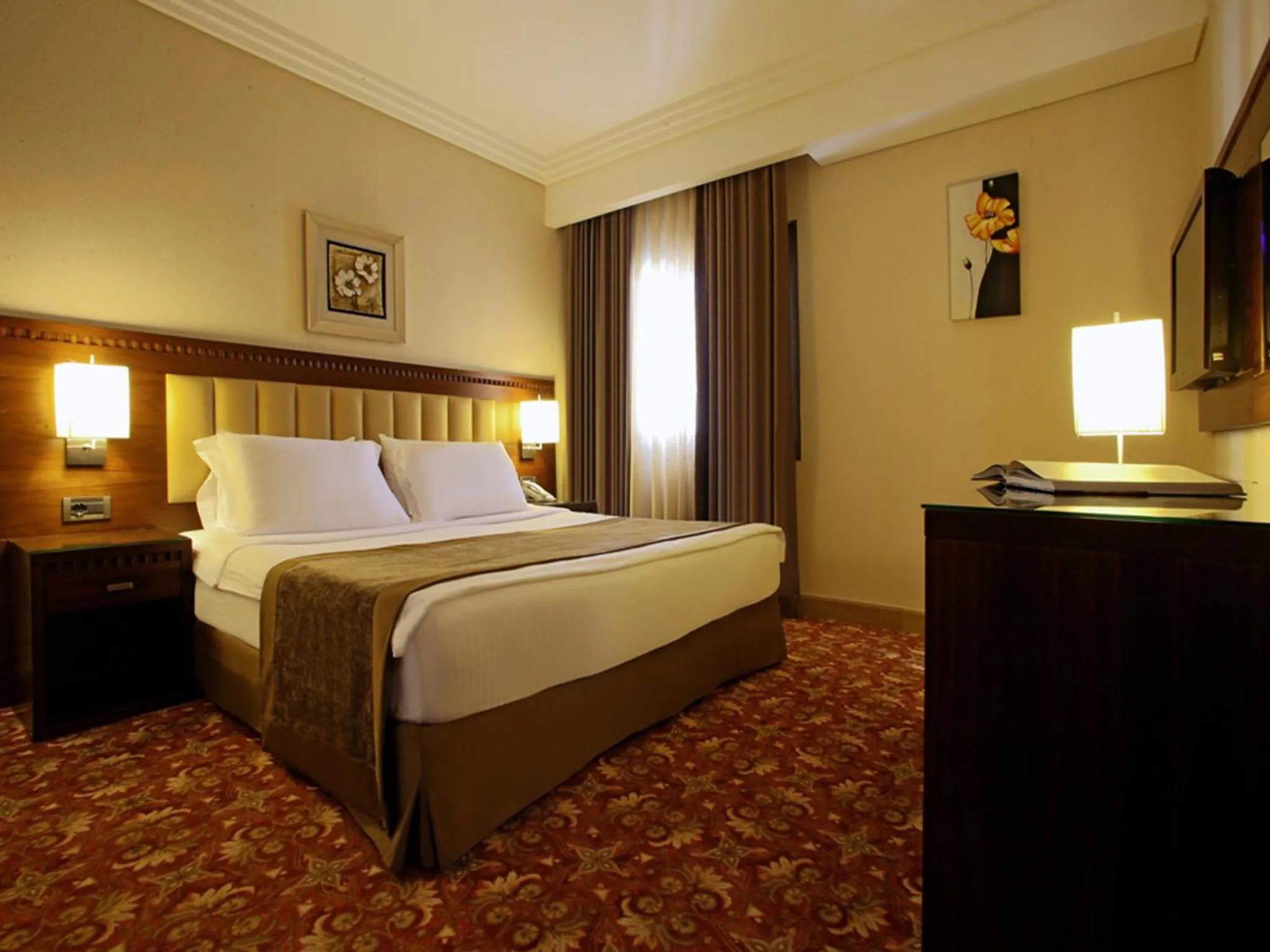 Bed in Lancaster Suites Raouche