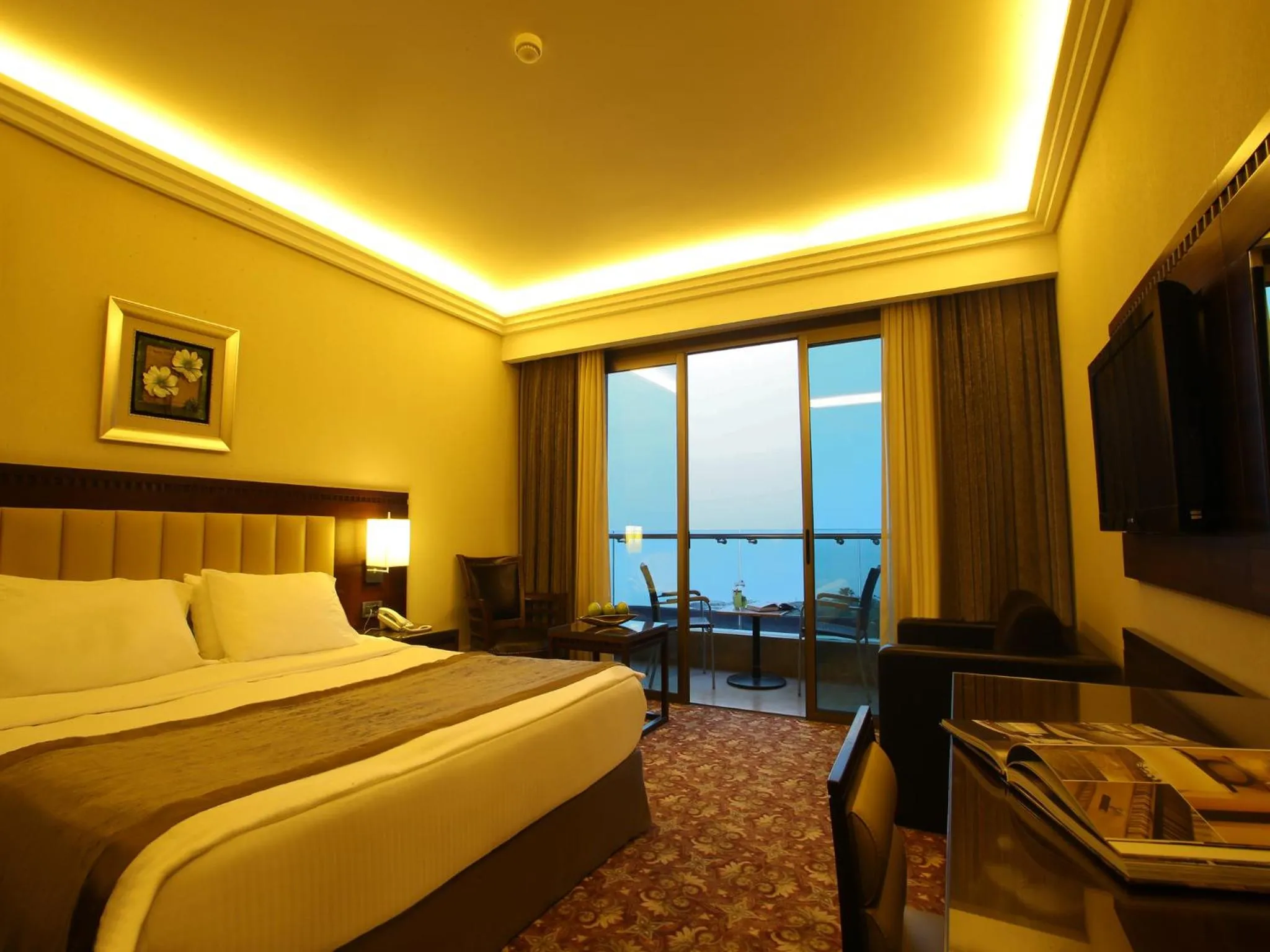 Bed in Lancaster Suites Raouche