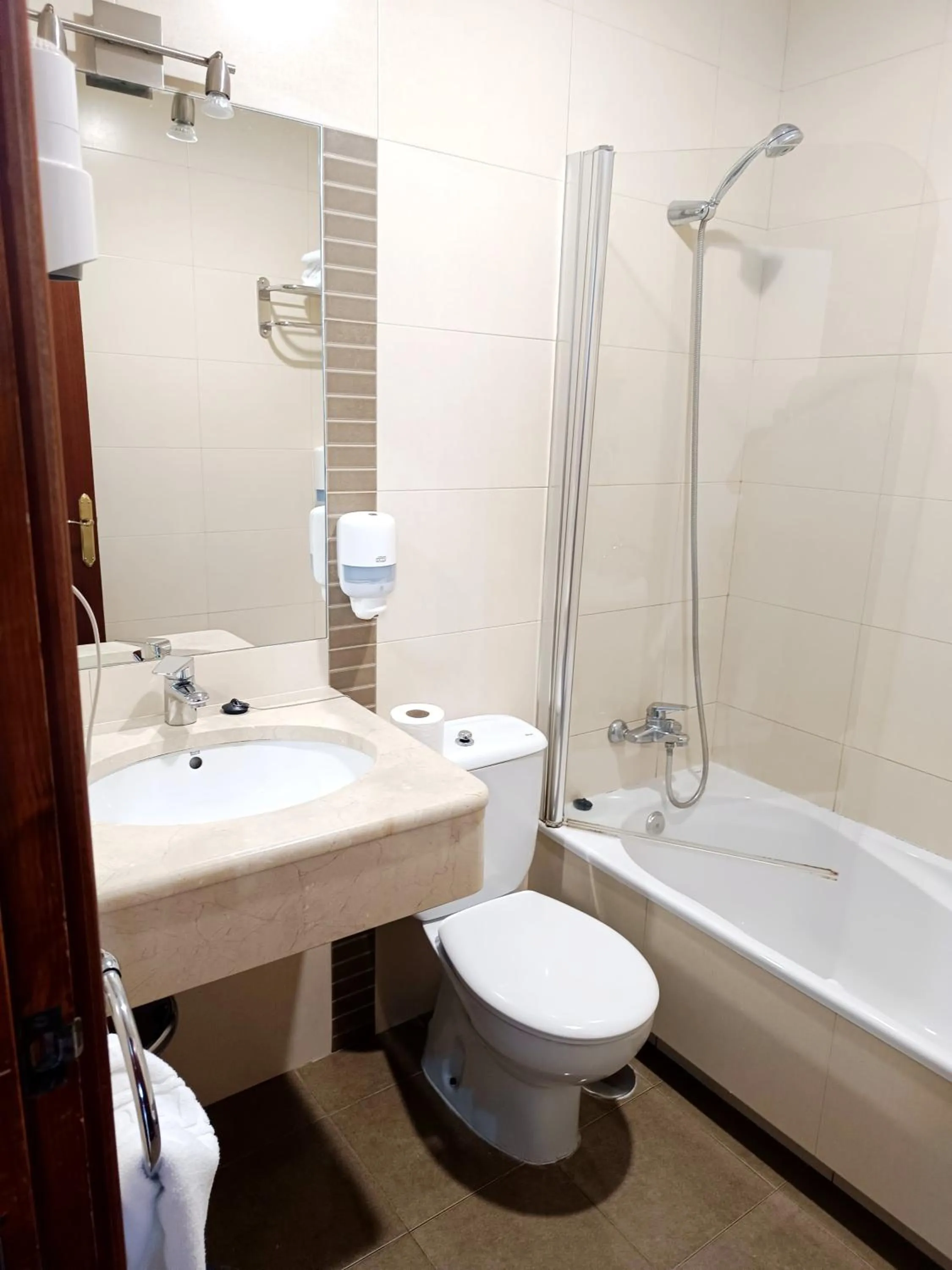 Bathroom in Hotel Oasis Familiar