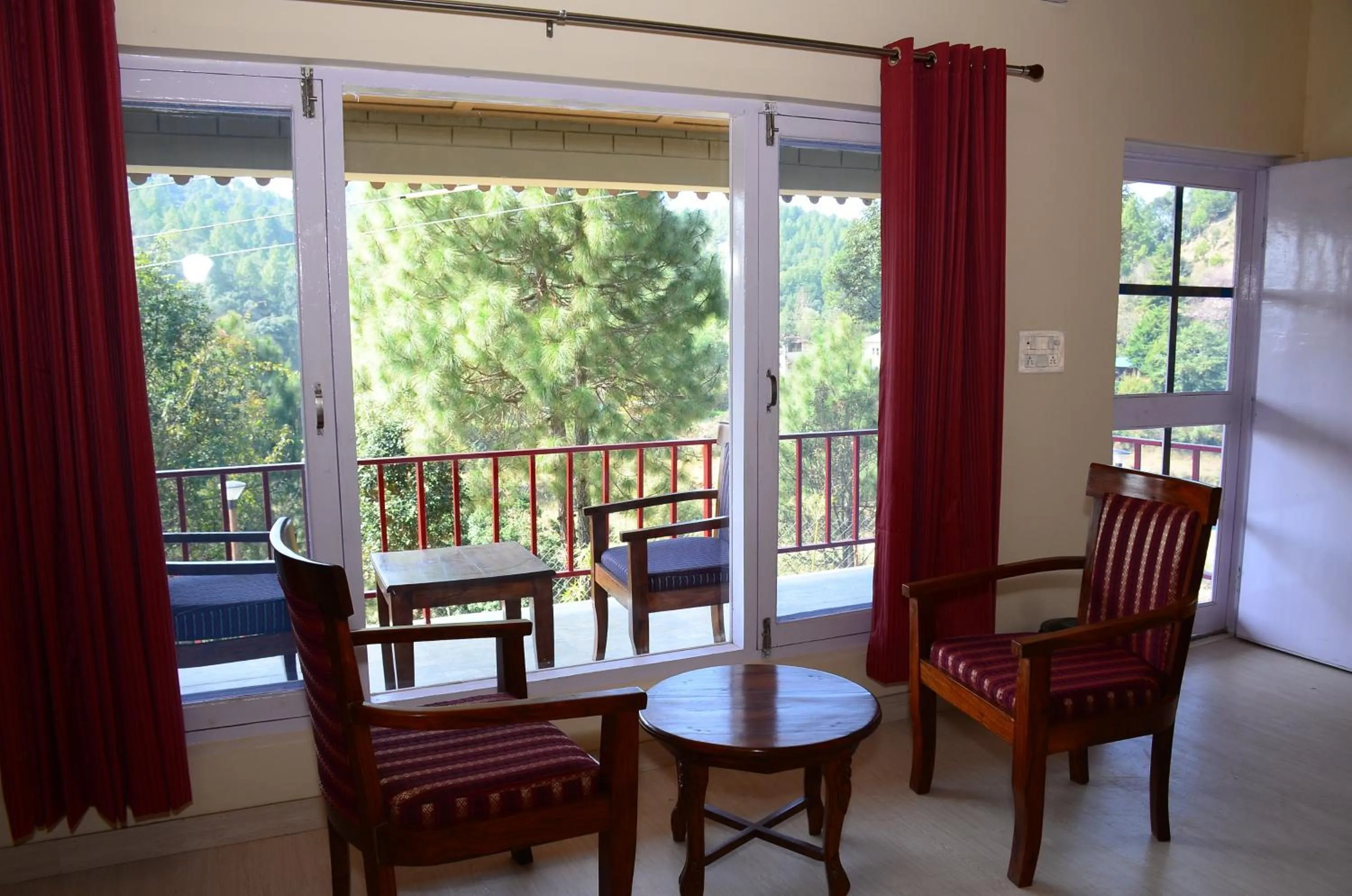 Seating area in Majkhali Woods, Ranikhet, By Himalayan Eco Lodges