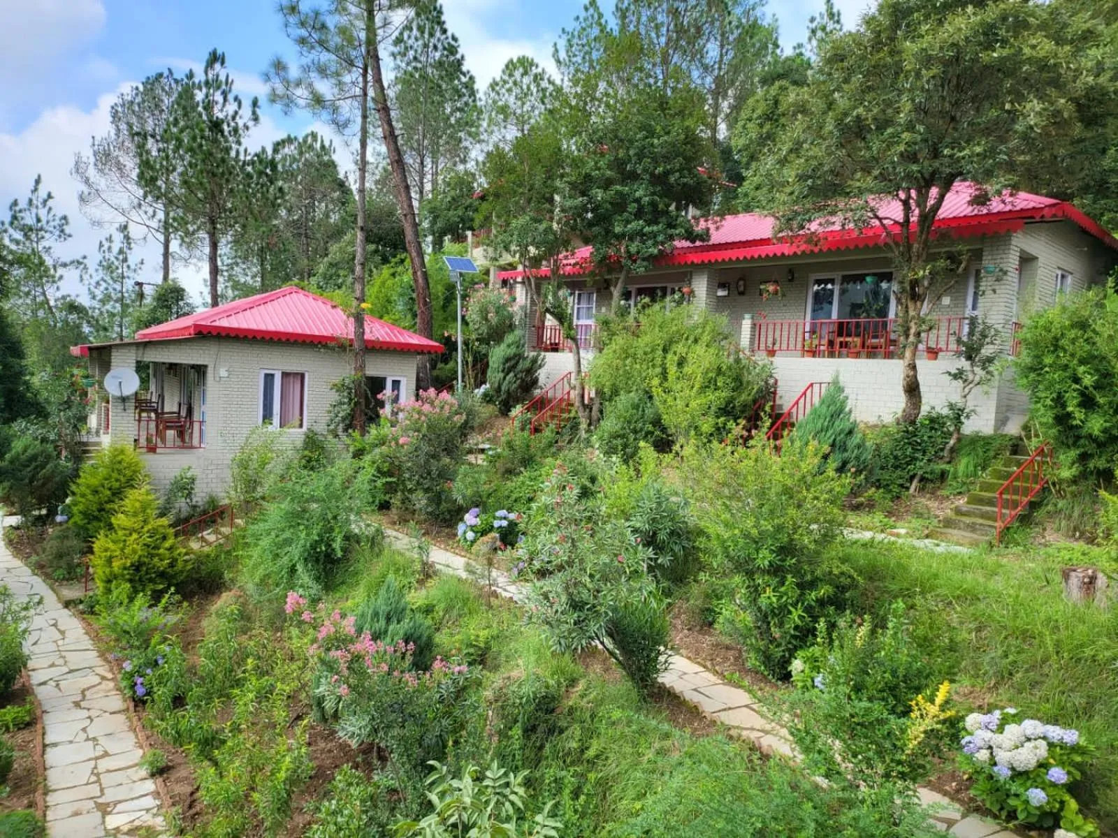 Garden in Majkhali Woods, Ranikhet, By Himalayan Eco Lodges