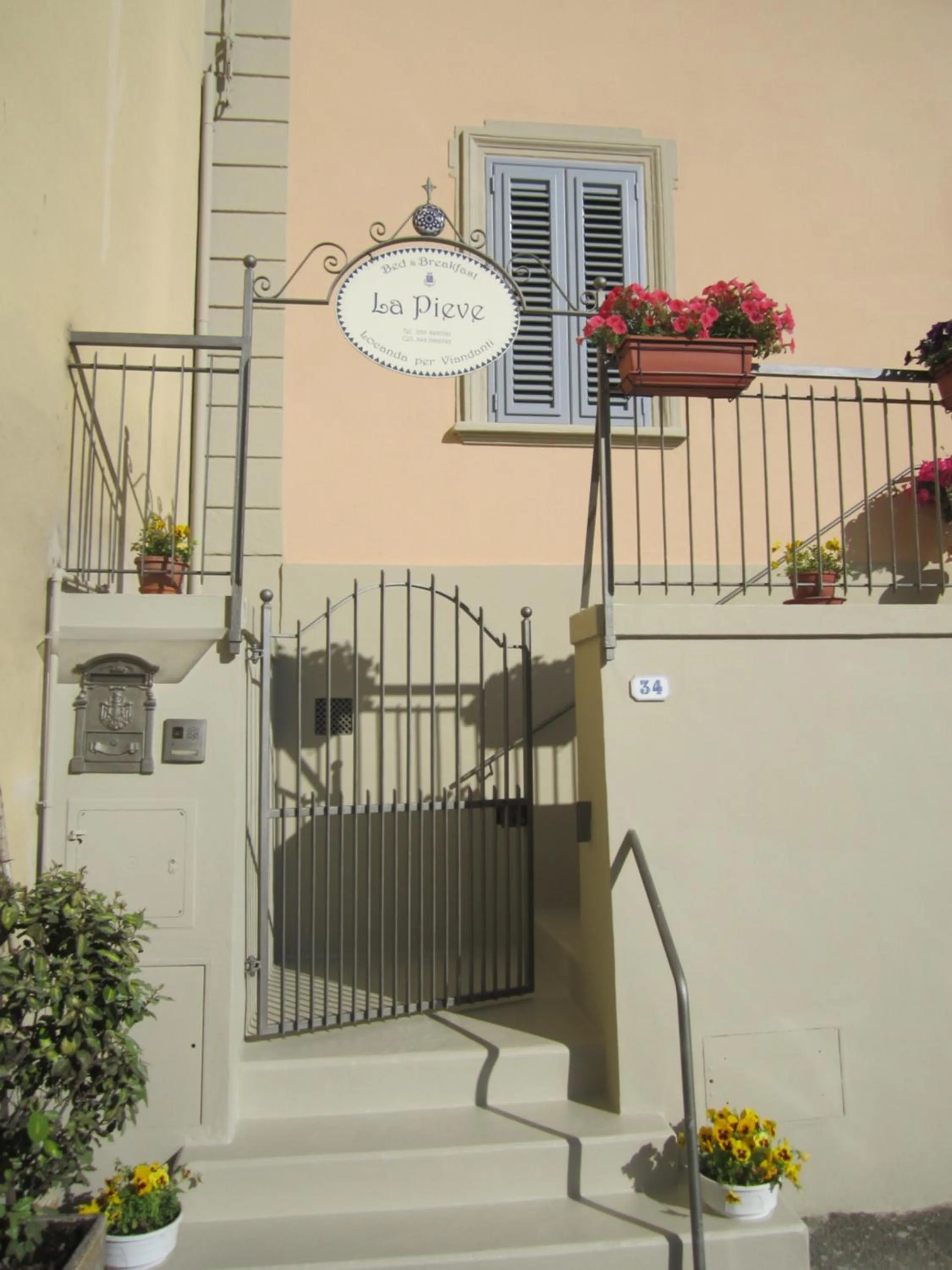 Facade/entrance in B&B "La Pieve" - Locanda per Viandanti