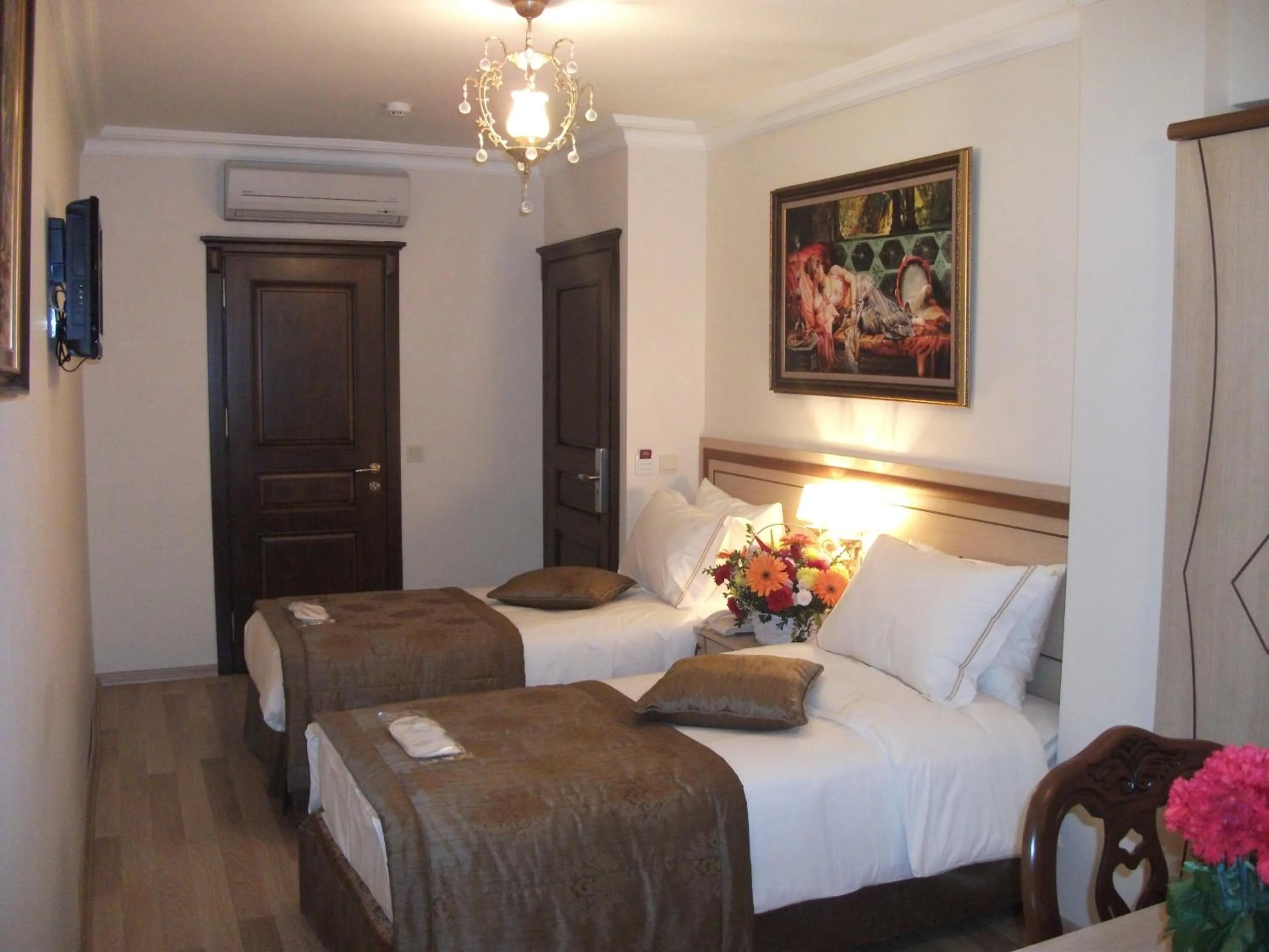 Photo of the whole room, Bed in Sultan Palace Hotel