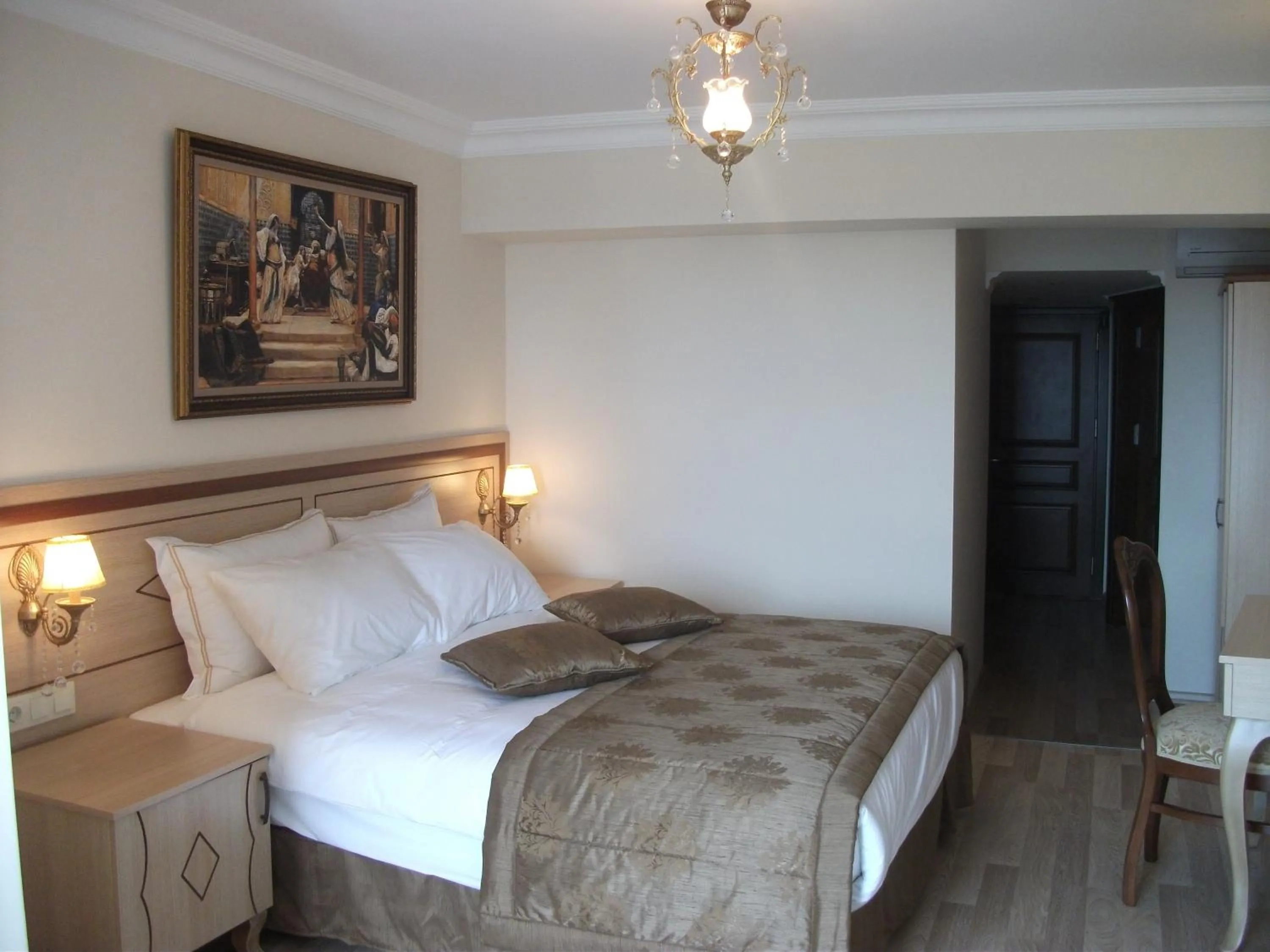 Photo of the whole room, Bed in Sultan Palace Hotel