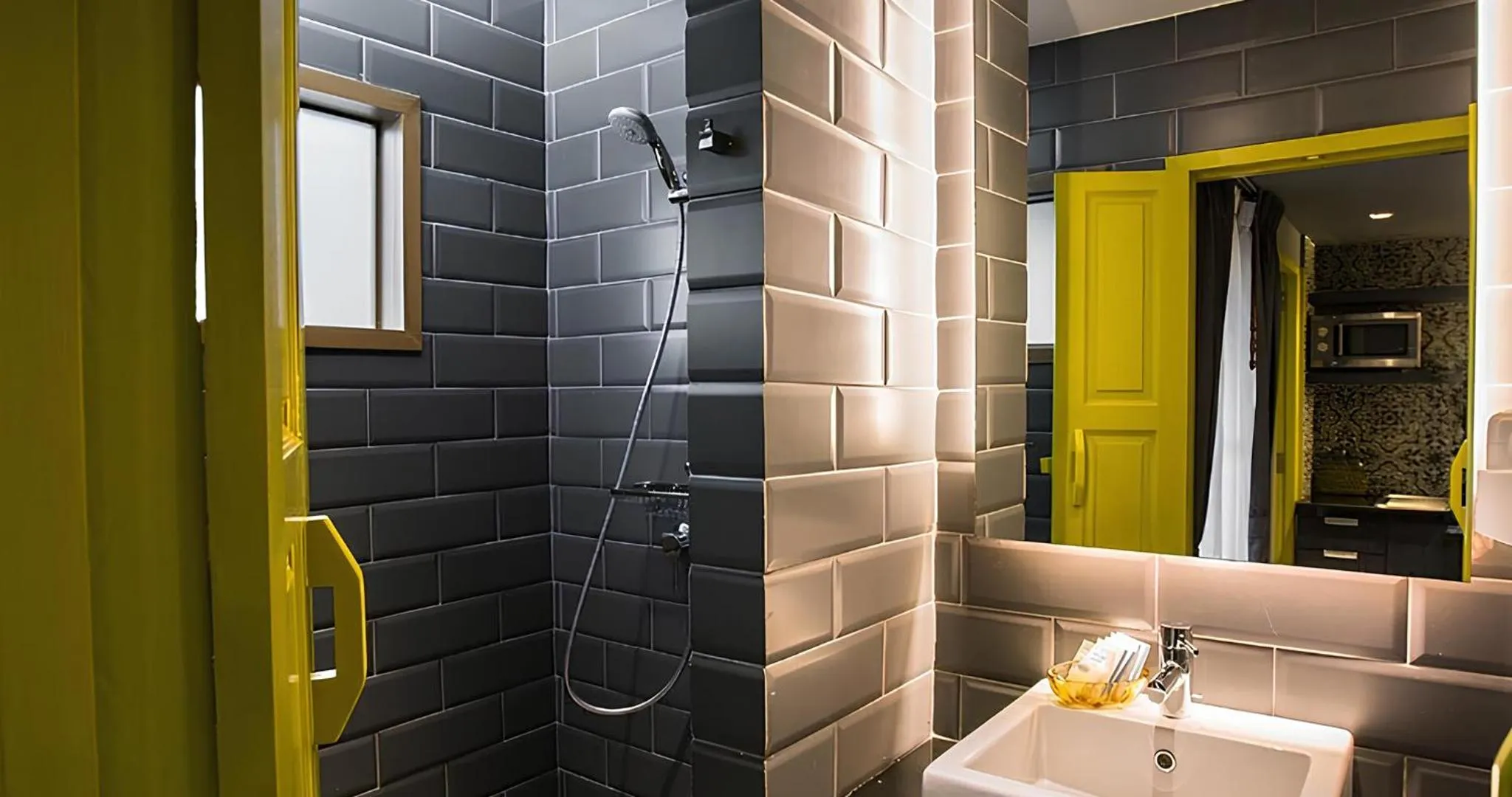 Bathroom in Ploen Chaweng by Tolani