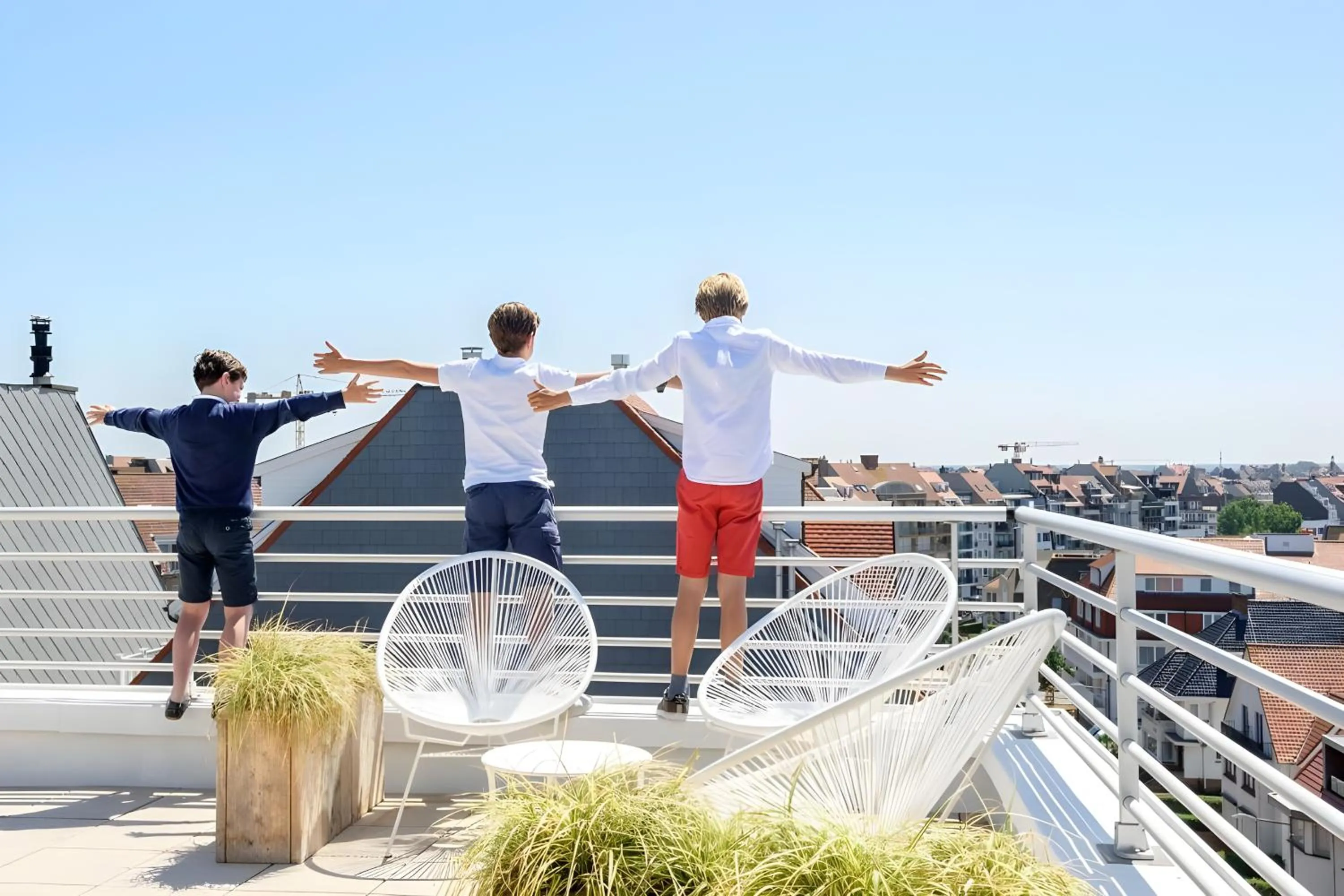 People in Hotel Nelson