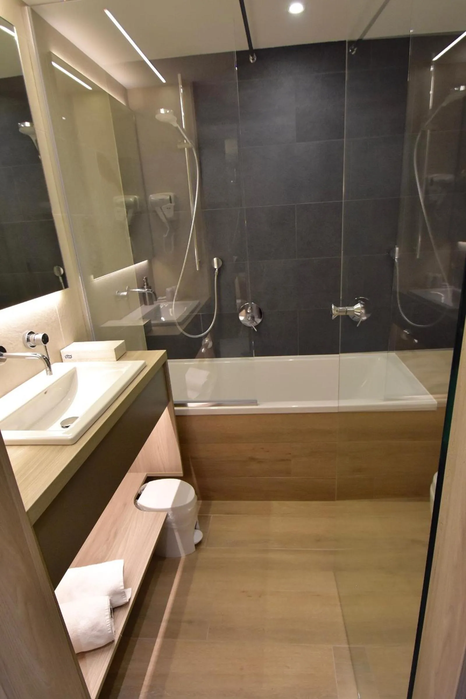 Shower in Hotel Nelson