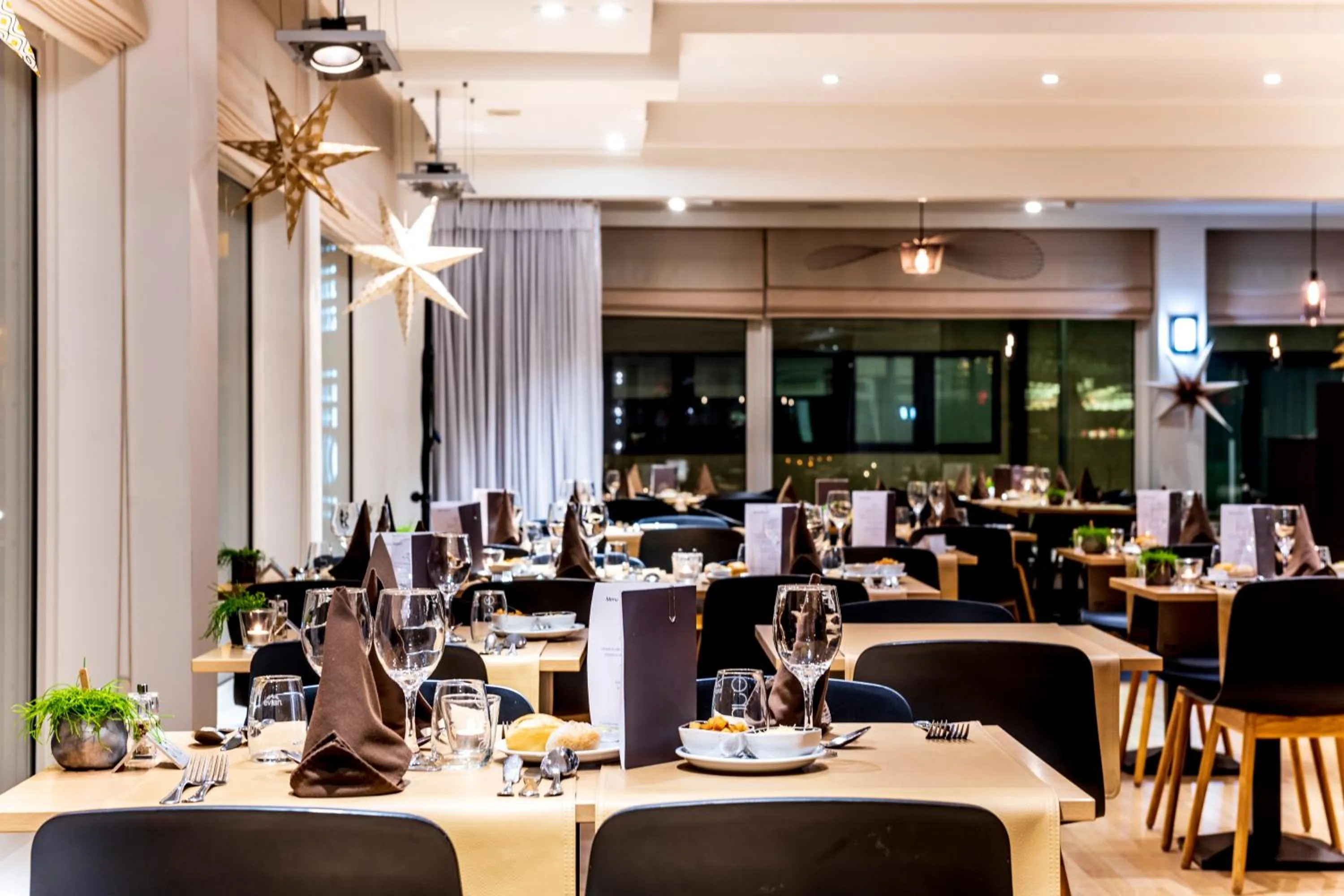 Restaurant/places to eat in Hotel Nelson