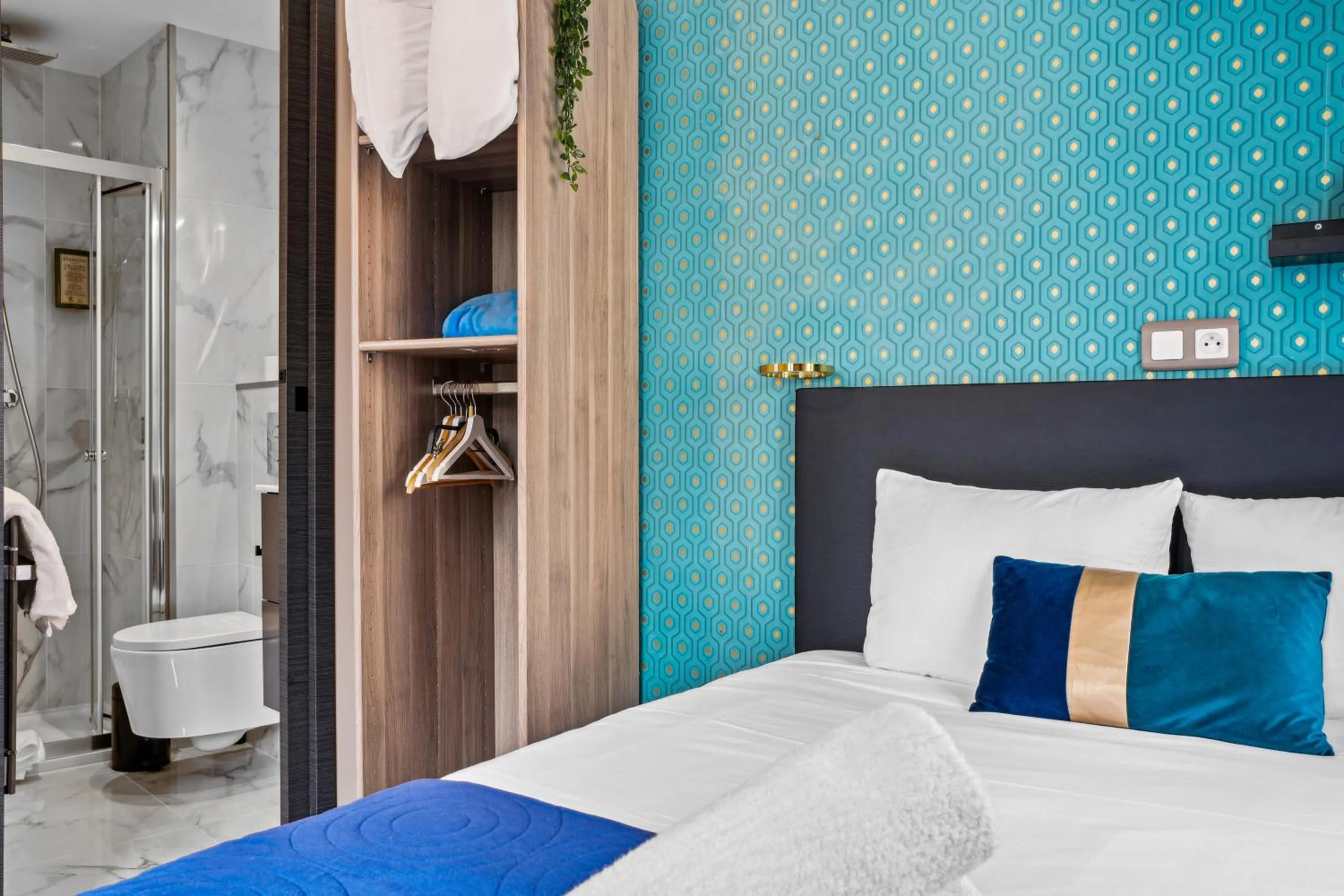 Toilet, Bed in Résidence AURMAT - Appart - Hôtel - Boulogne - Paris