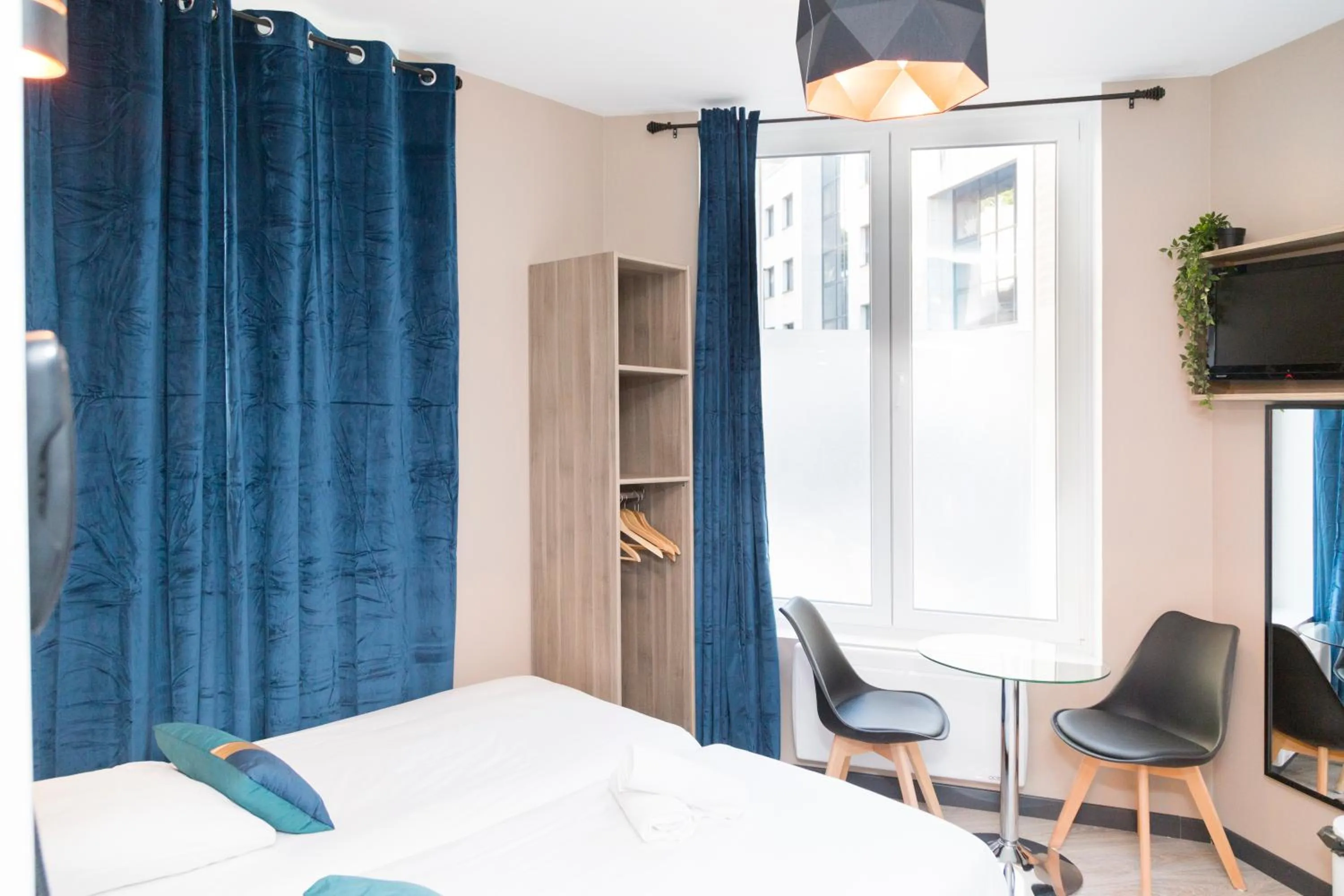 Bedroom, Bed in Résidence AURMAT - Appart - Hôtel - Boulogne - Paris