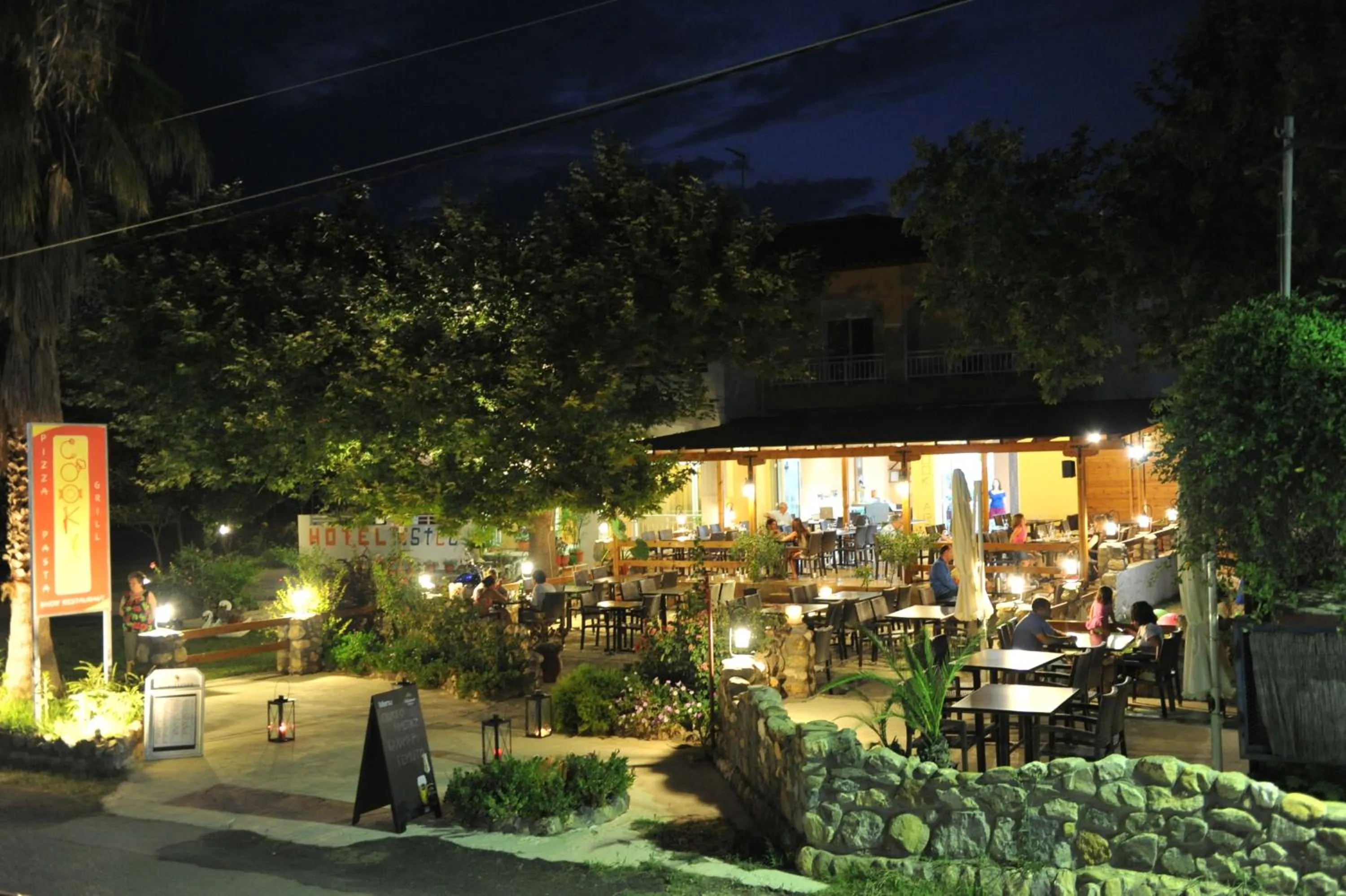 Restaurant/places to eat in Estelle Hotel