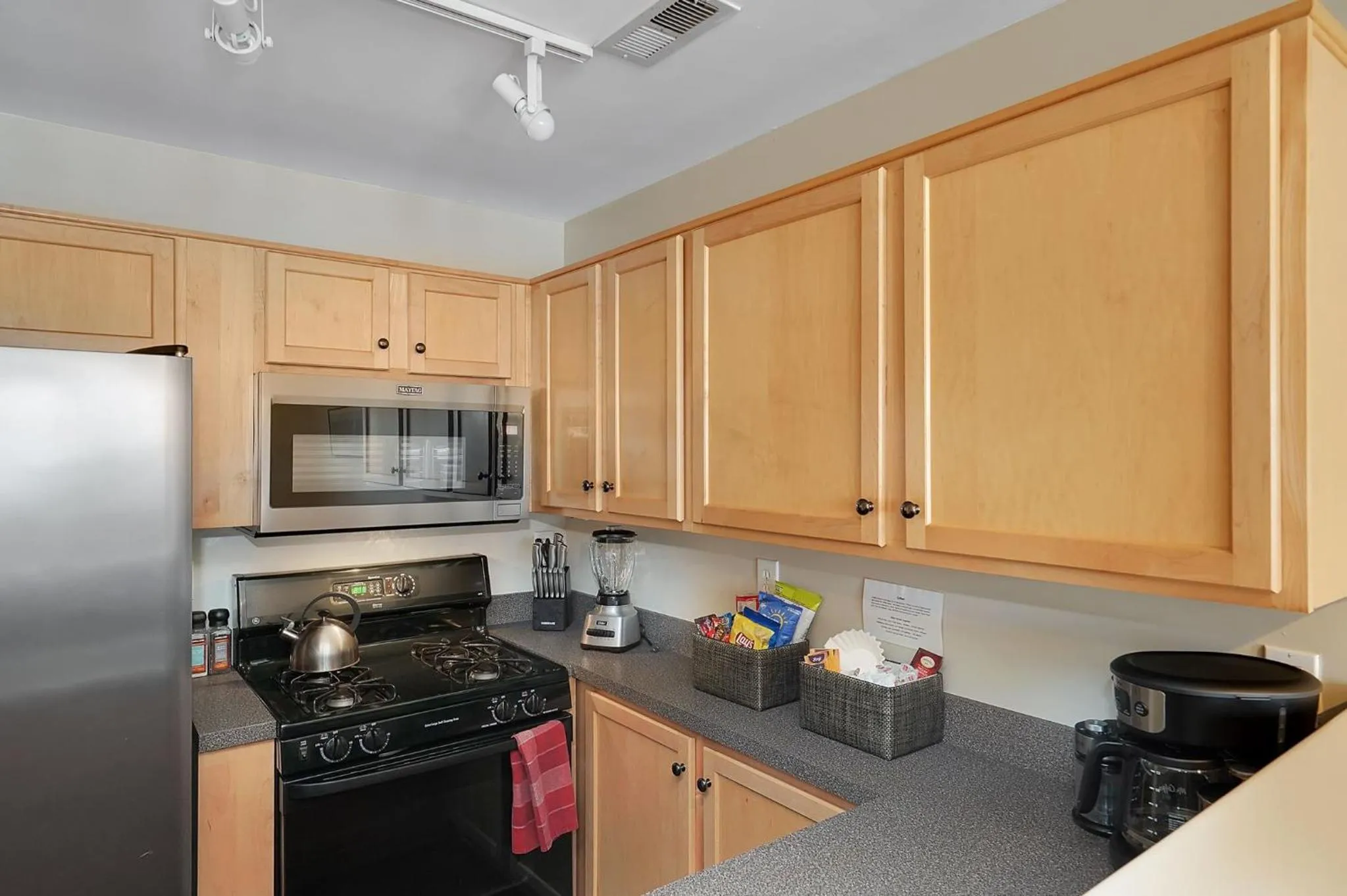 Lux Townhouse, Walk to All, Sleeps 6 Adults