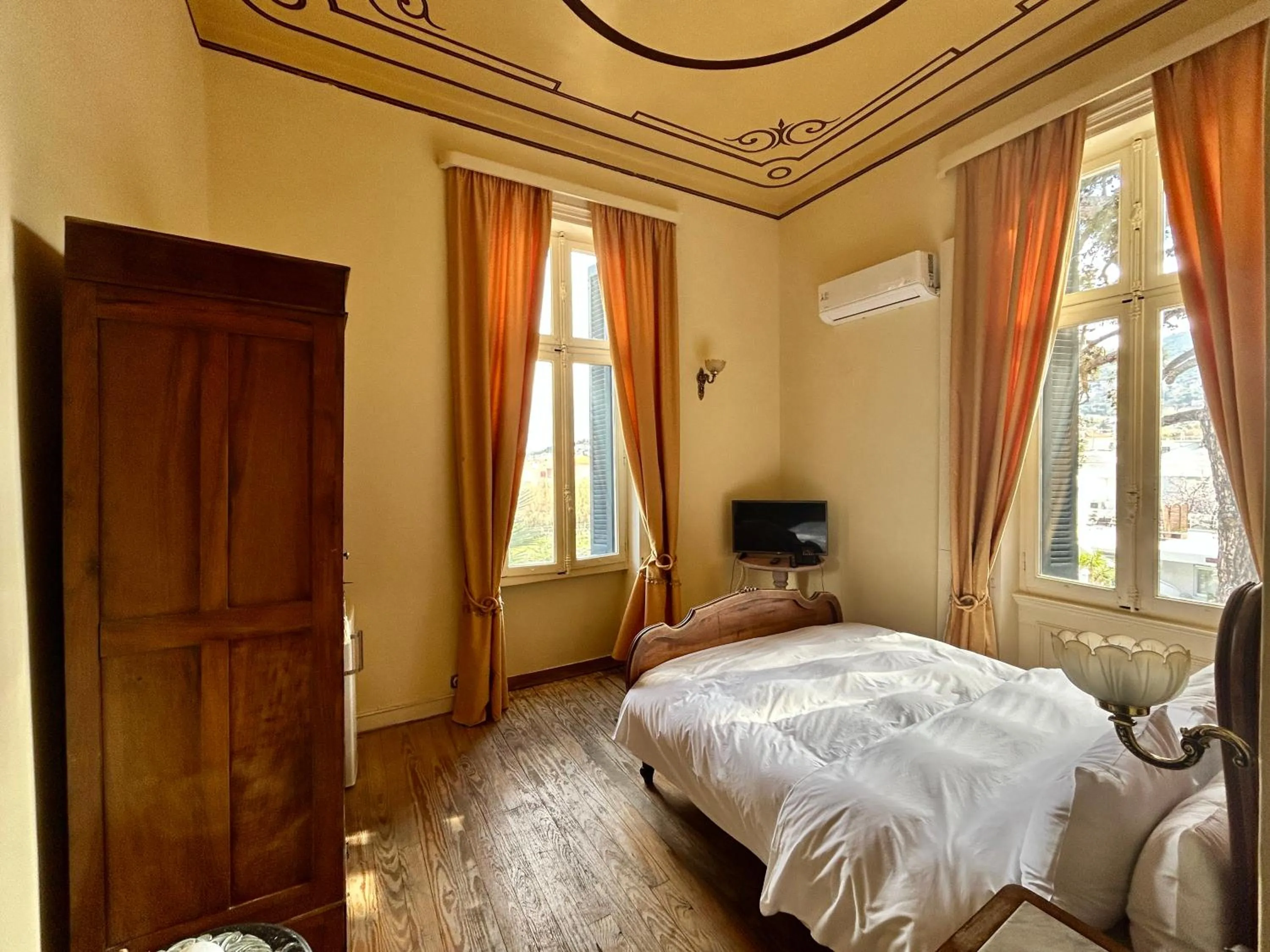 Photo of the whole room, Bed in Loriet Hotel