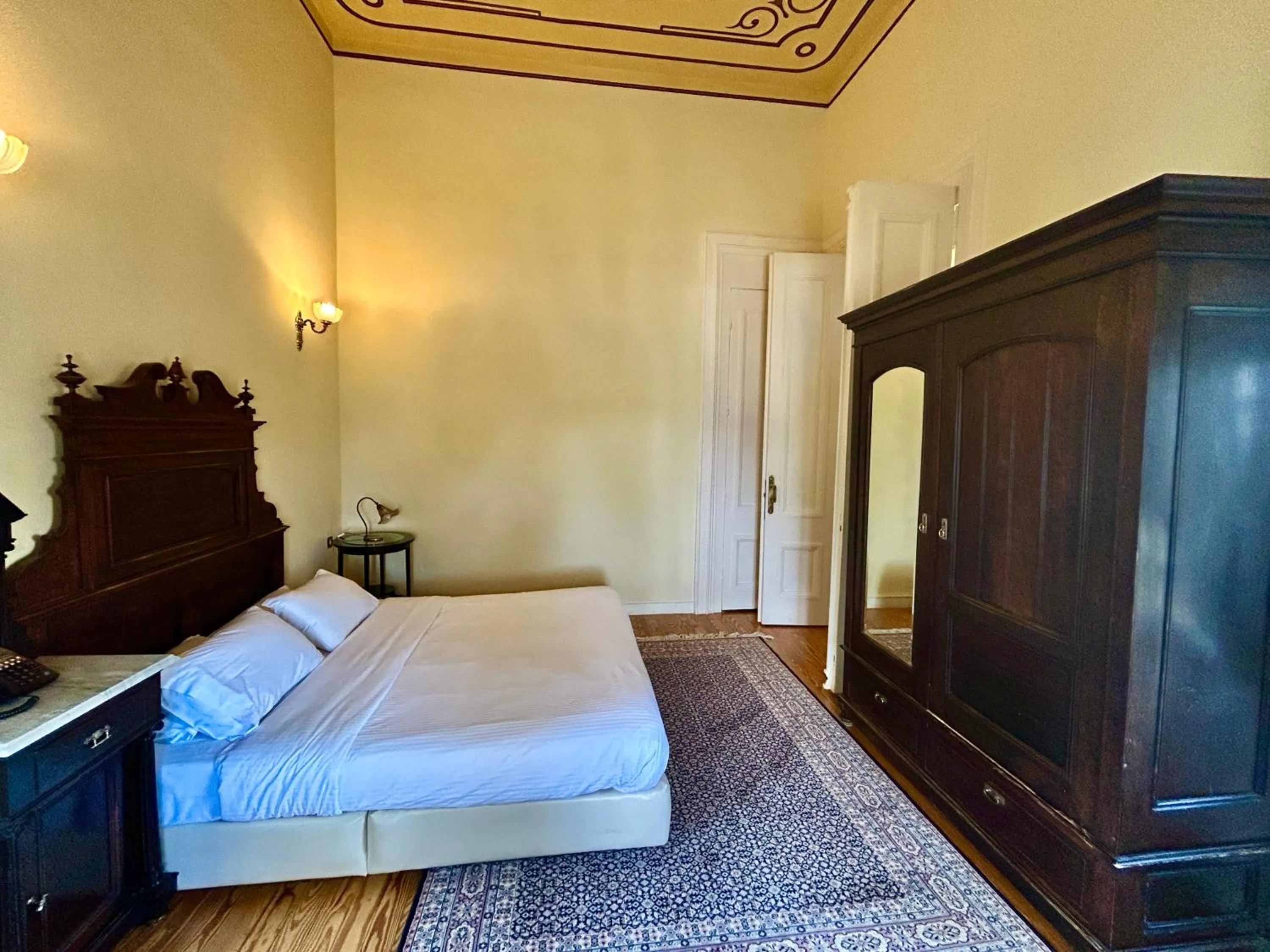 Photo of the whole room, Bed in Loriet Hotel