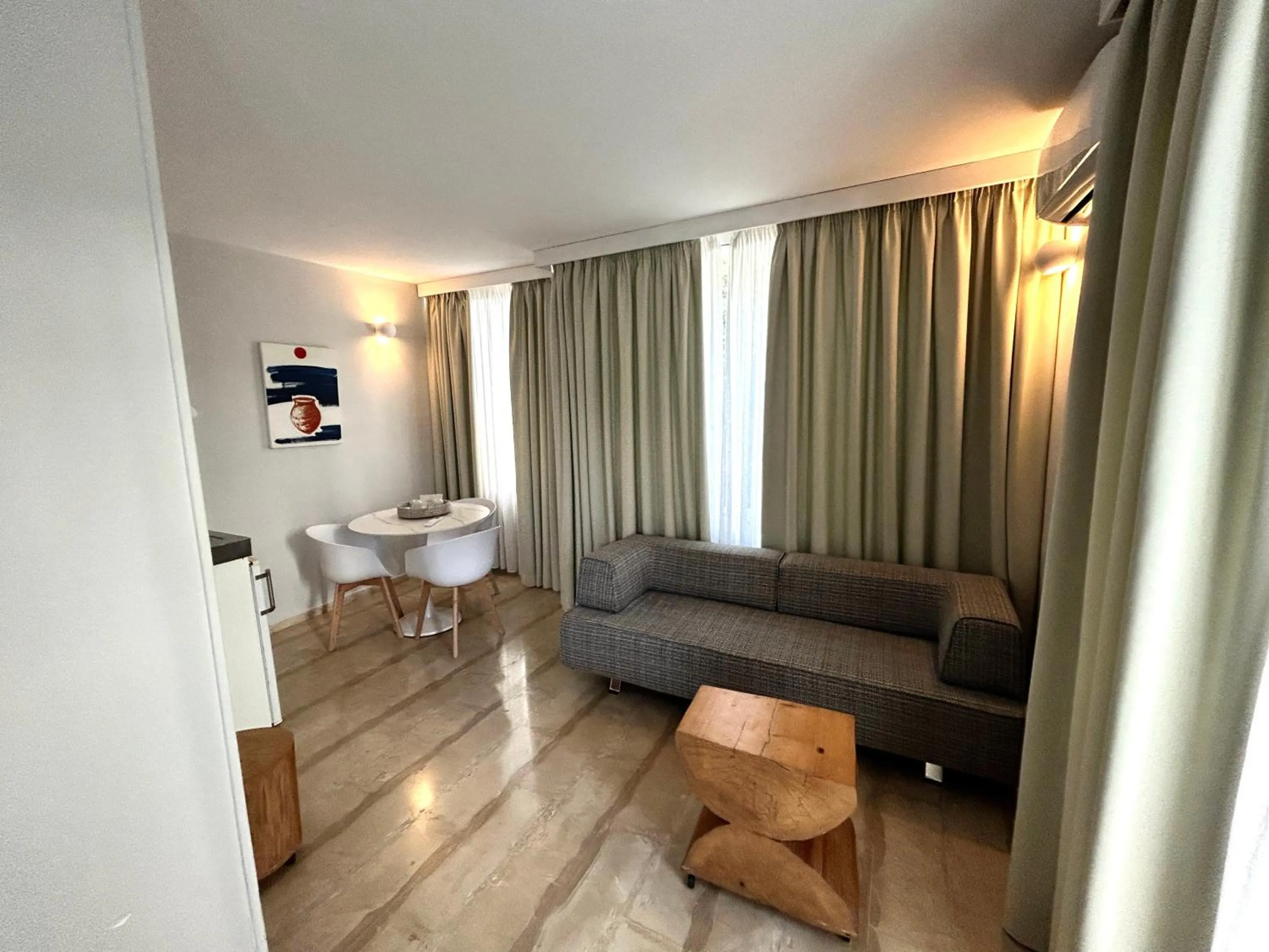 Living room in Loriet Hotel