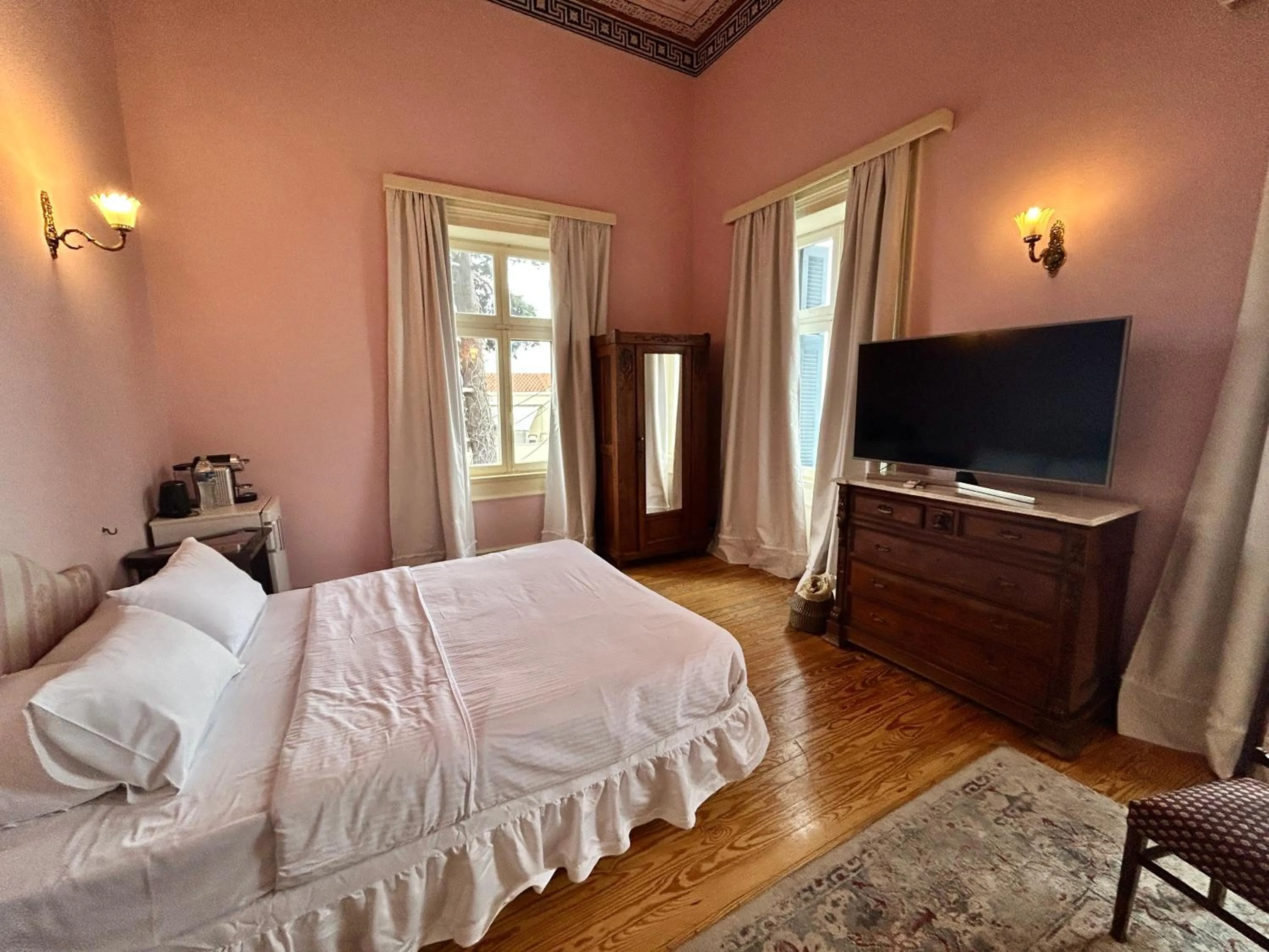 Photo of the whole room, Bed in Loriet Hotel