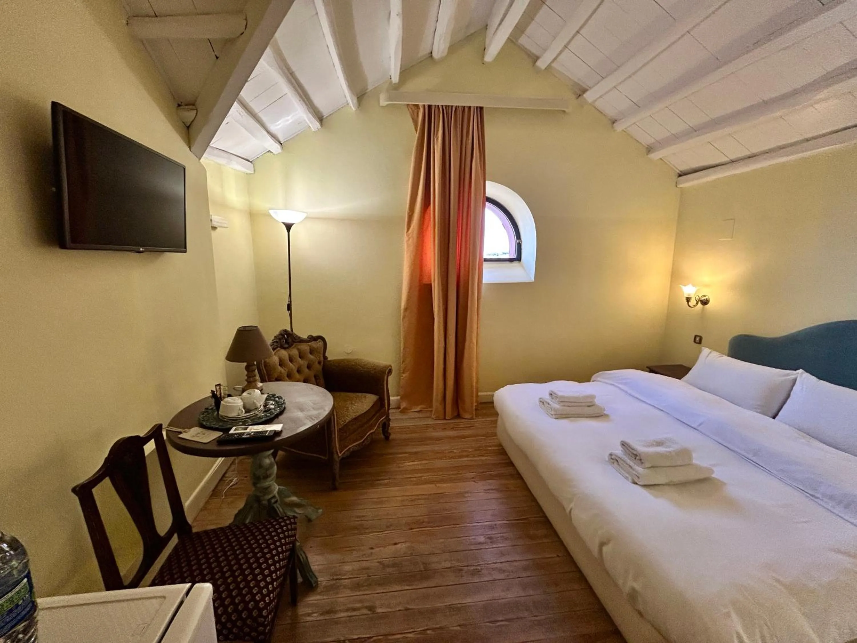 Photo of the whole room, Bed in Loriet Hotel