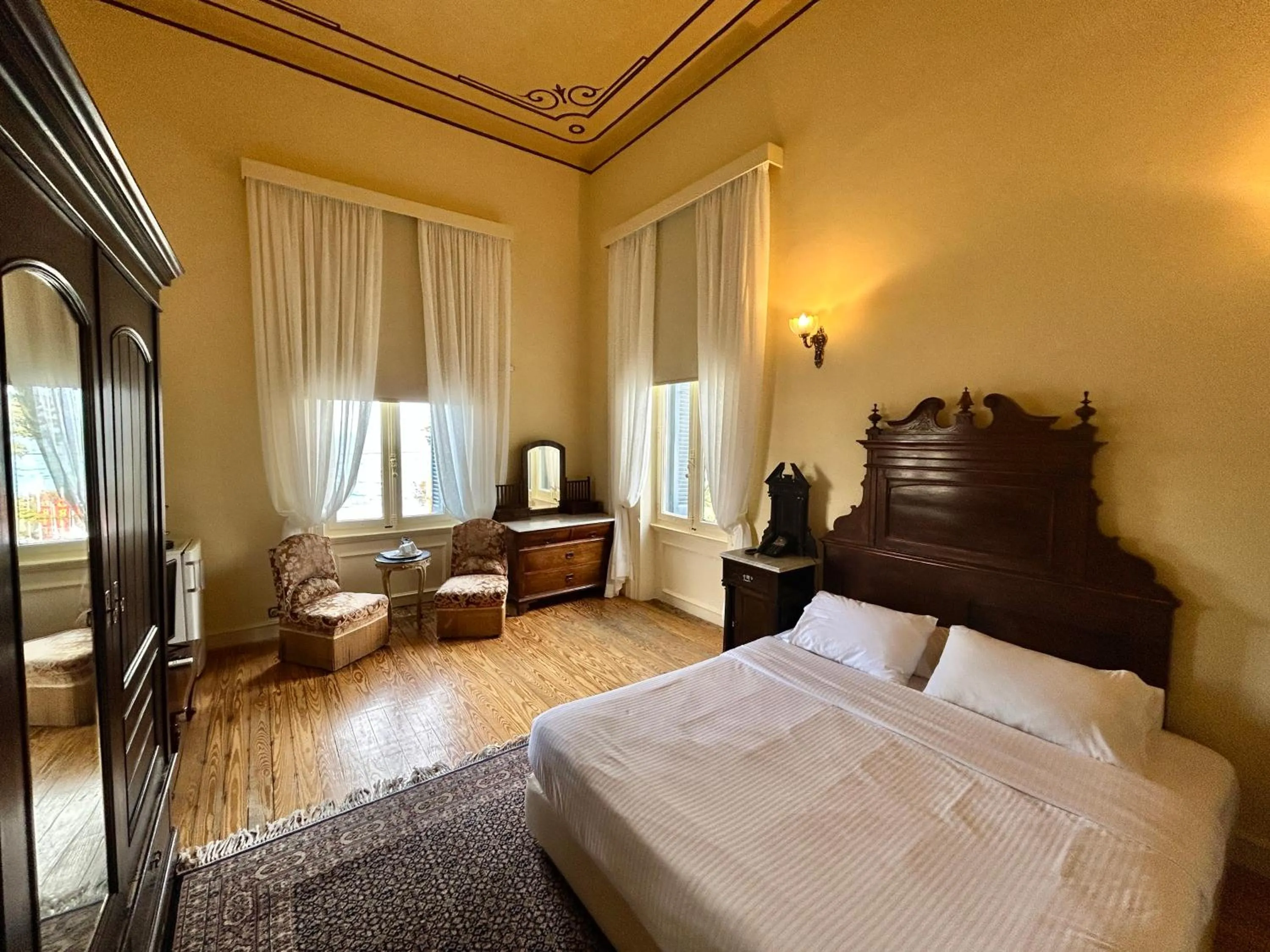 Photo of the whole room, Bed in Loriet Hotel