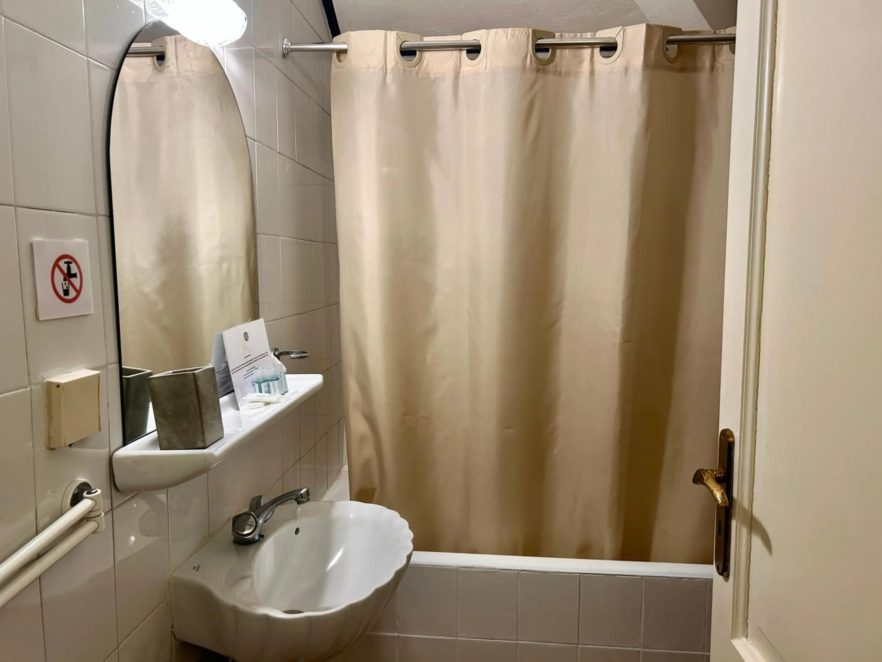 Bathroom in Loriet Hotel