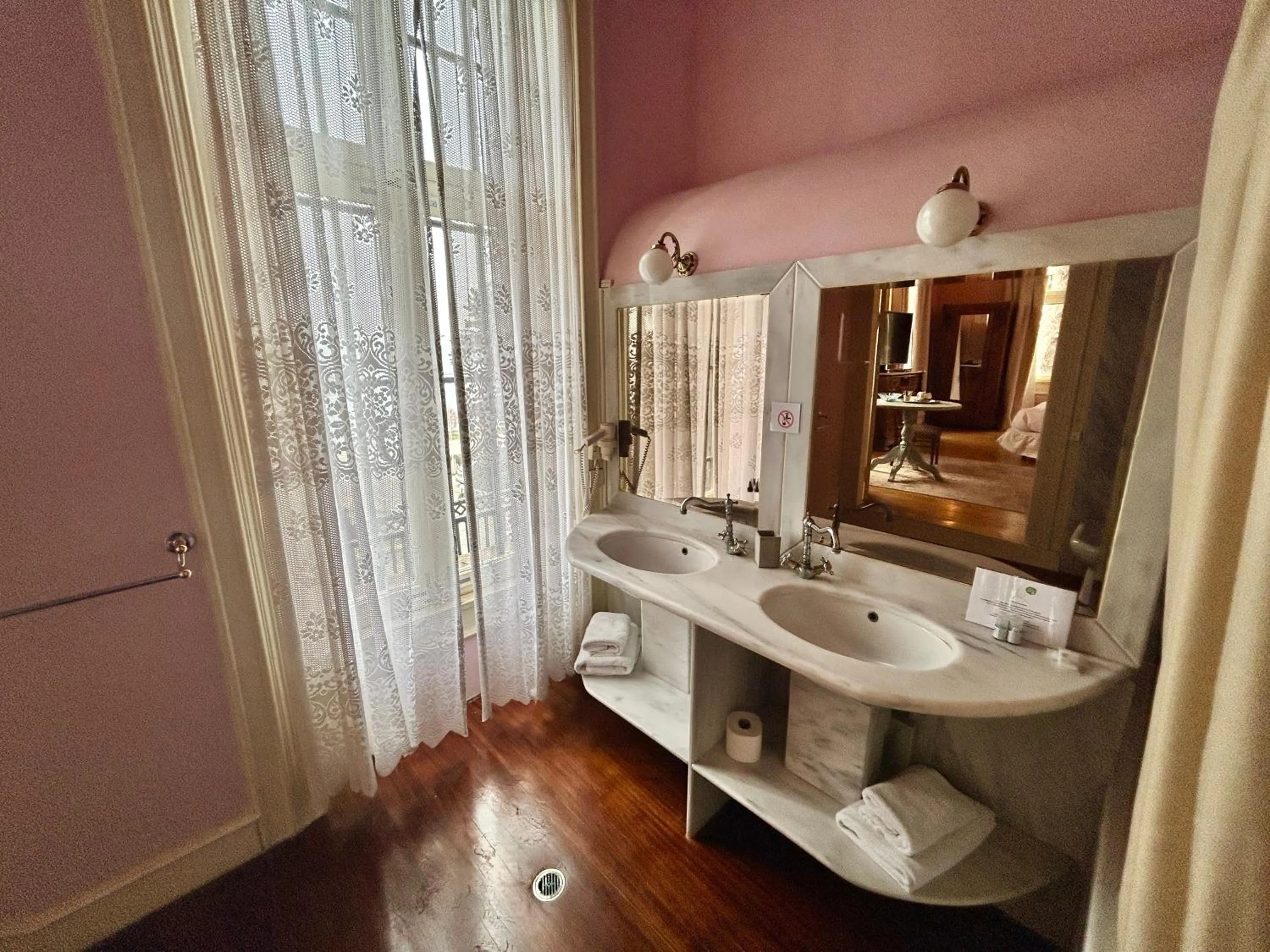 Bathroom in Loriet Hotel