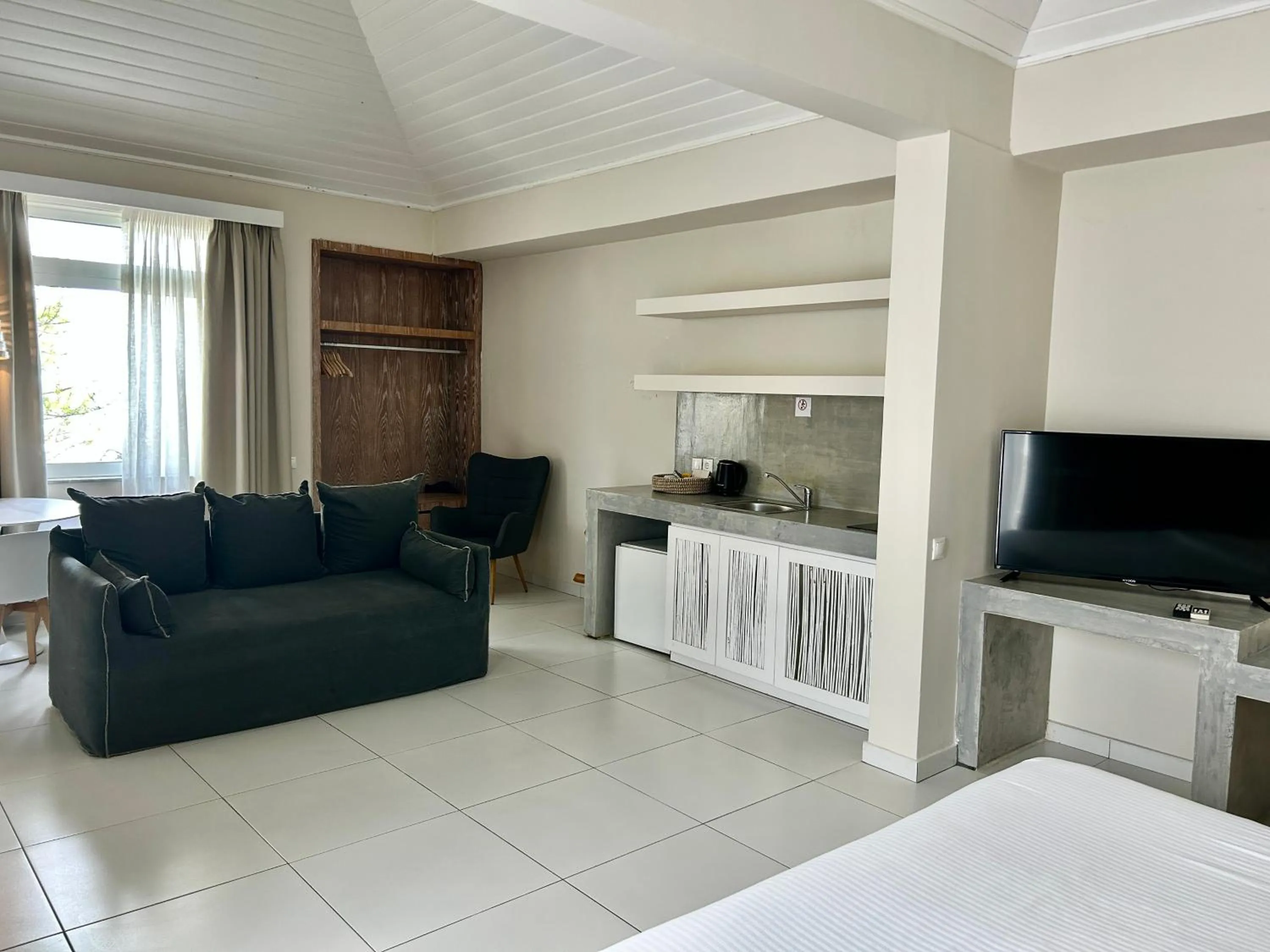 Photo of the whole room, Bed in Loriet Hotel