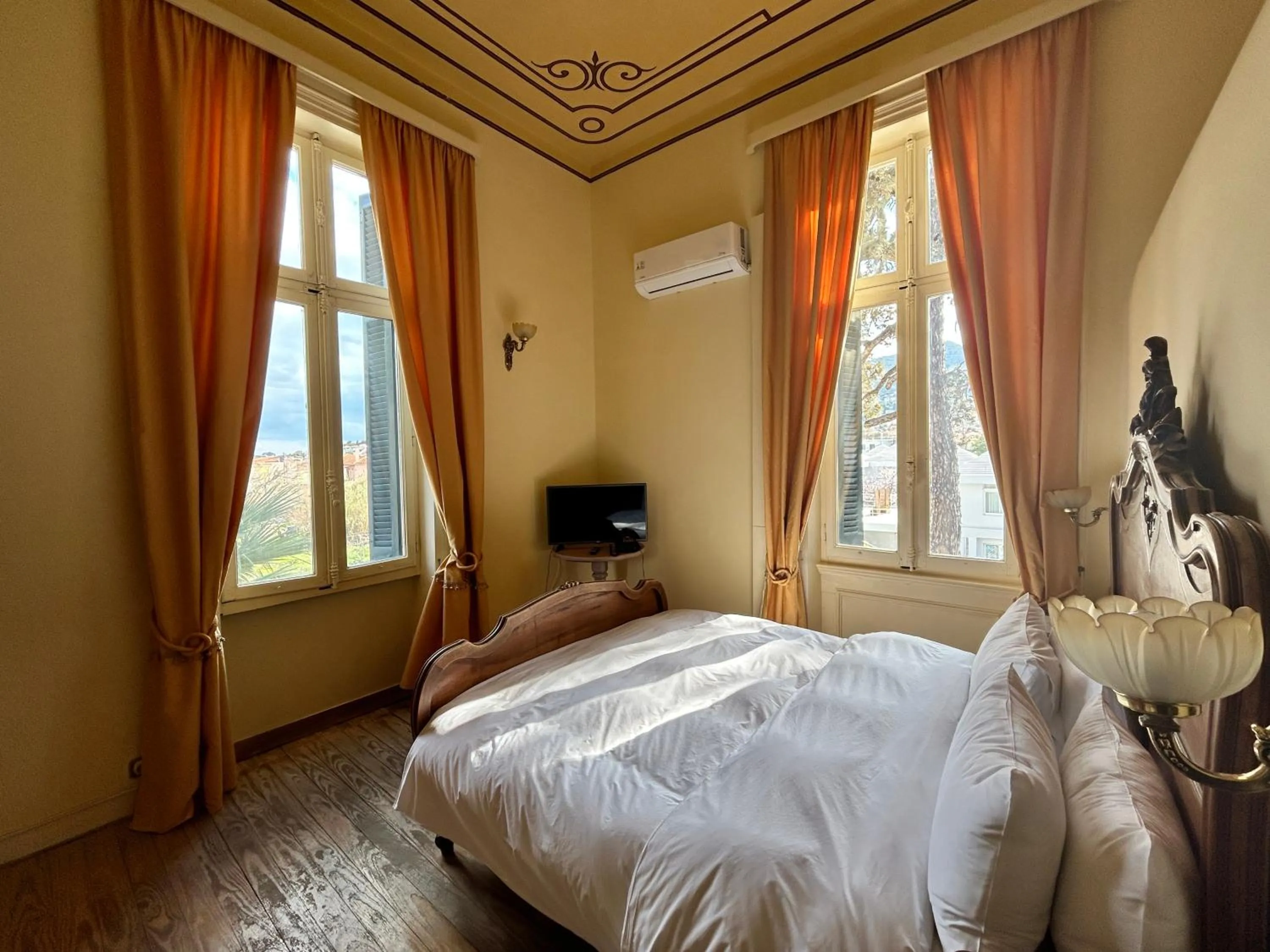 Photo of the whole room, Bed in Loriet Hotel