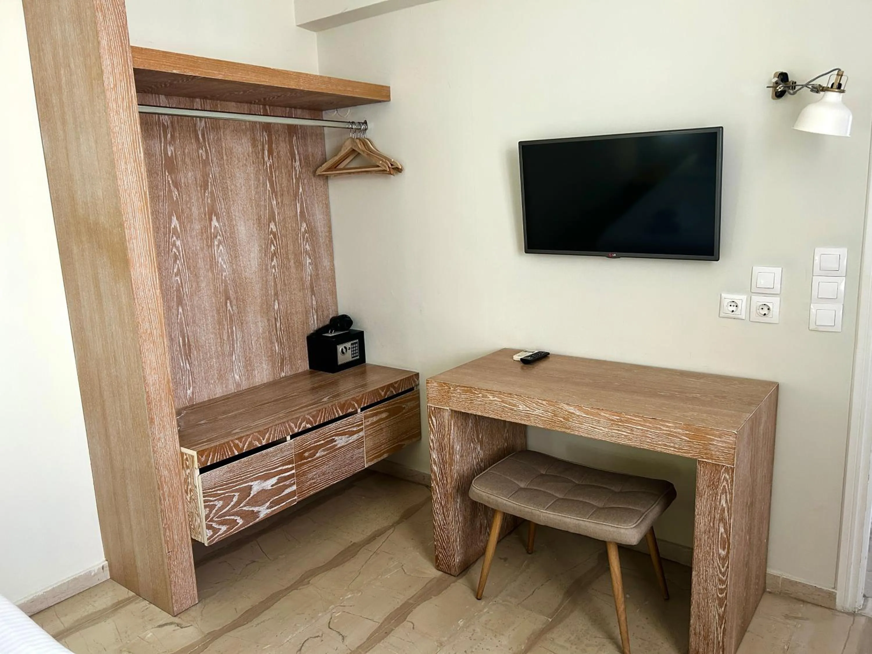 TV and multimedia in Loriet Hotel