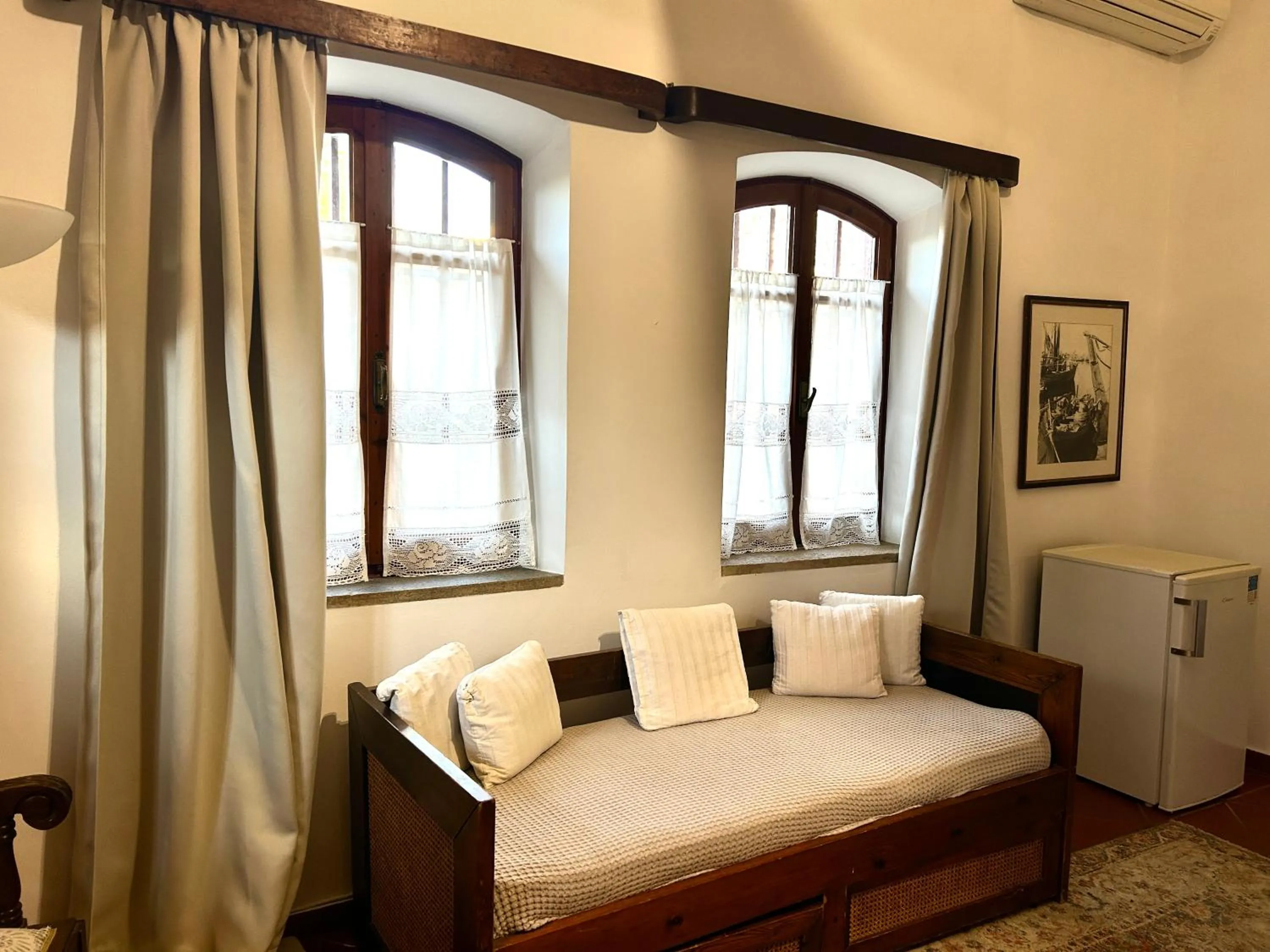 Living room, Bed in Loriet Hotel