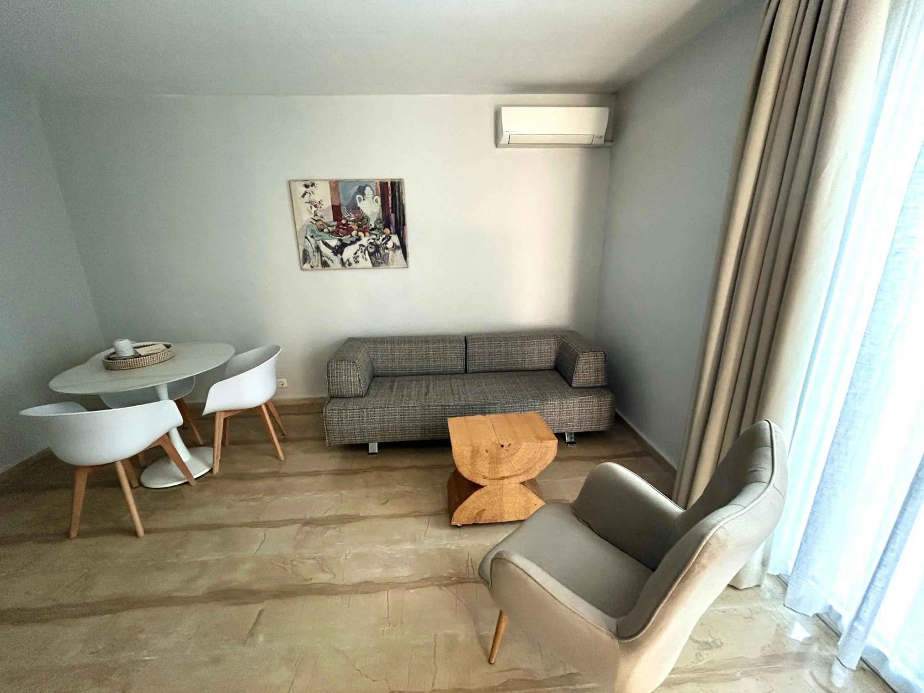 Living room in Loriet Hotel