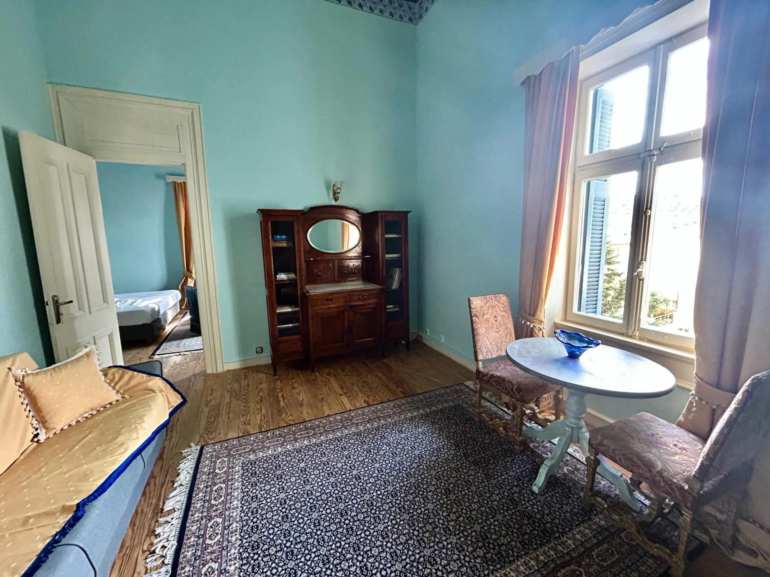 Living room, Bed in Loriet Hotel