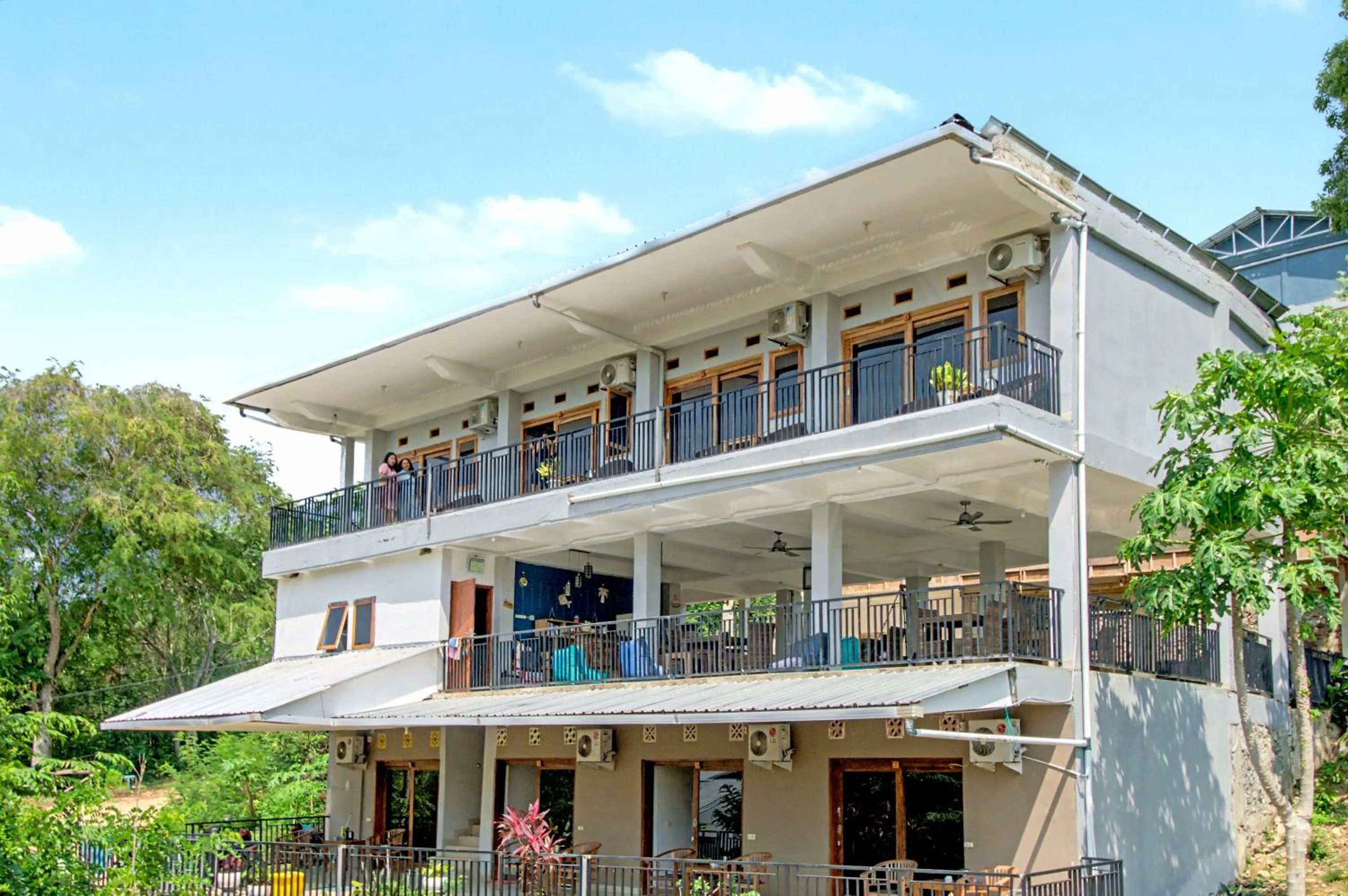 Property building in Hotel Bonne Nuit