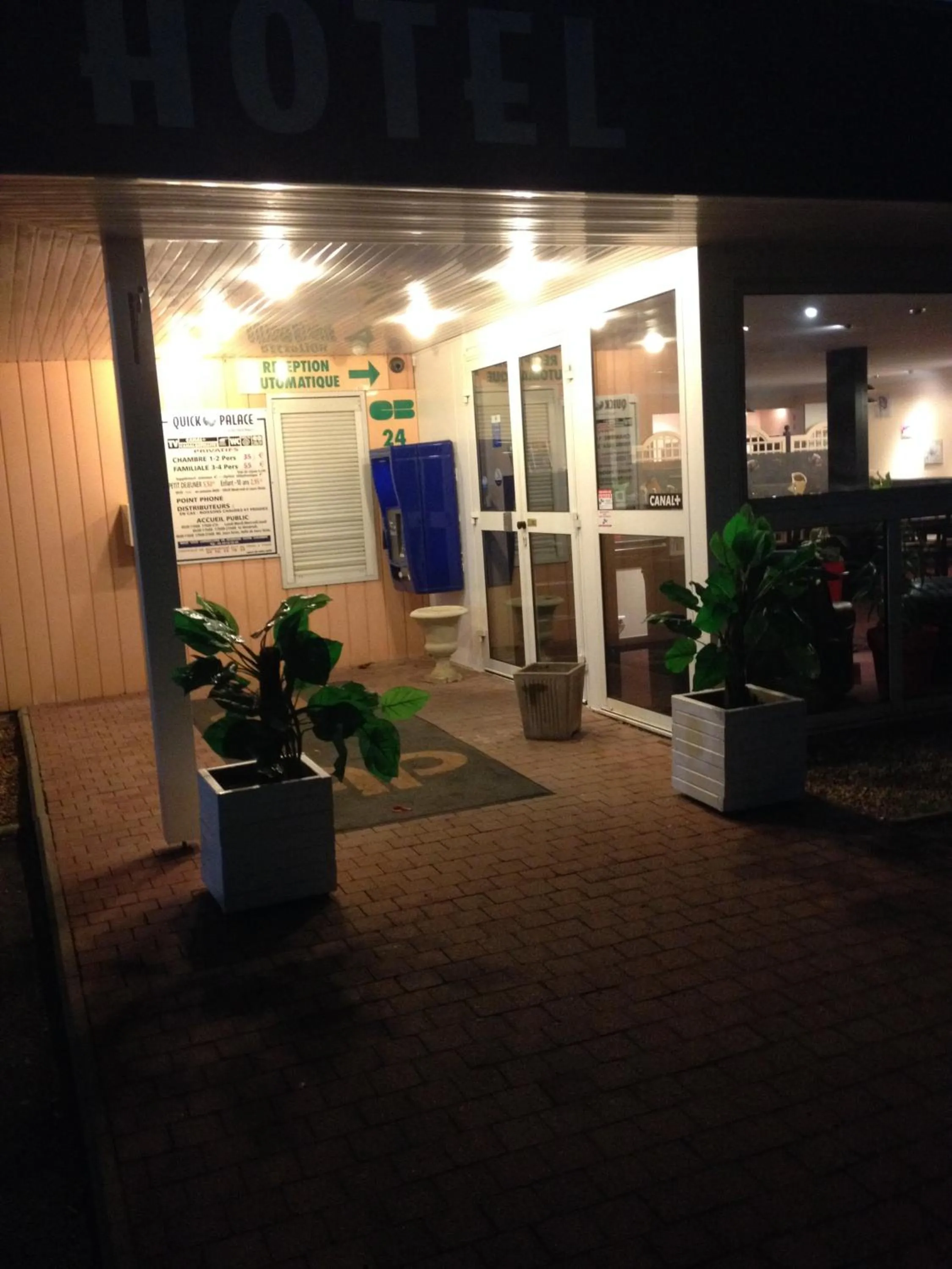 Facade/entrance in Quick Palace Poitiers