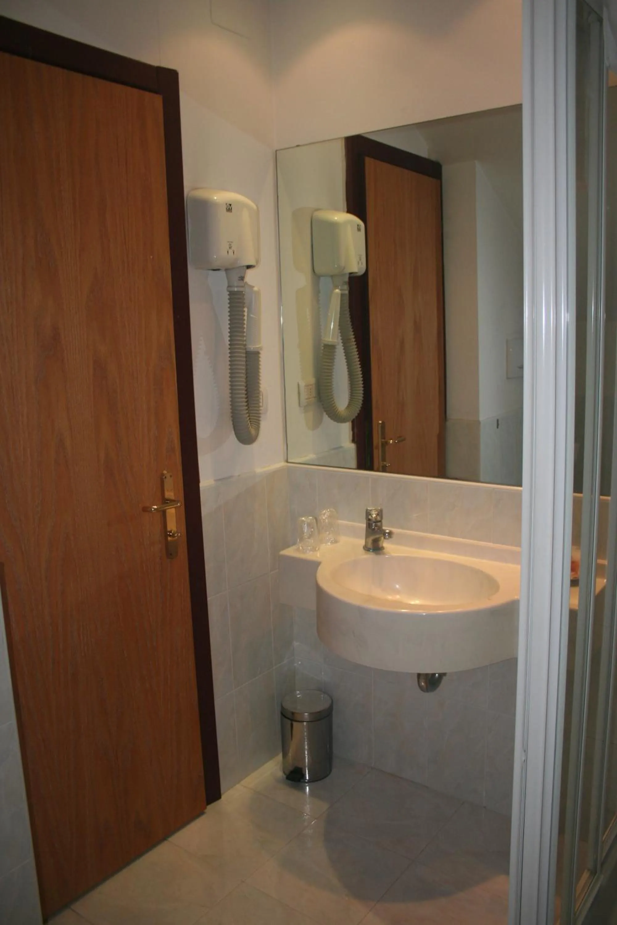 Bathroom in Albert Hotel