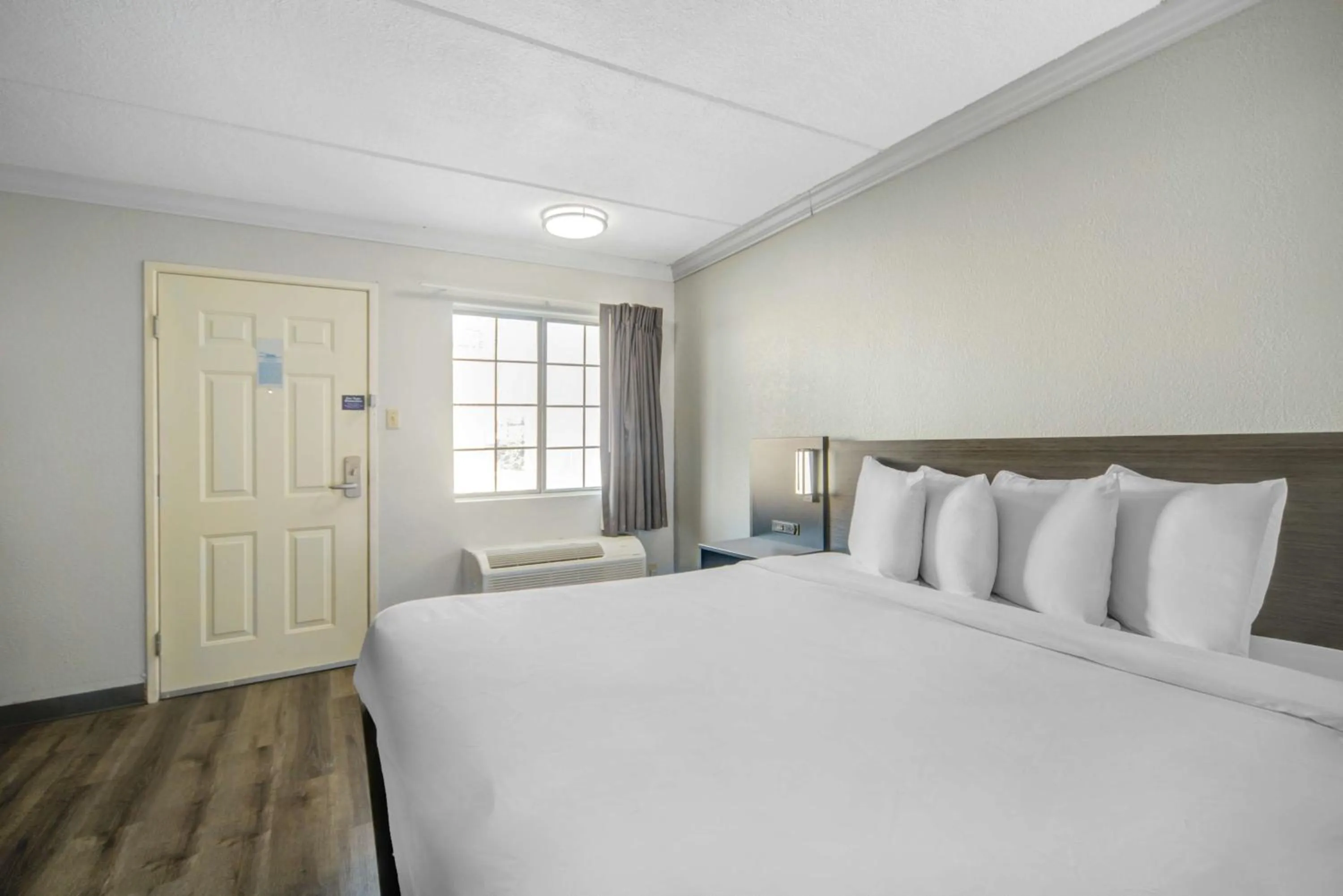 Bedroom, Bed in Motel 6 San Antonio, TX I-35 North Corridor