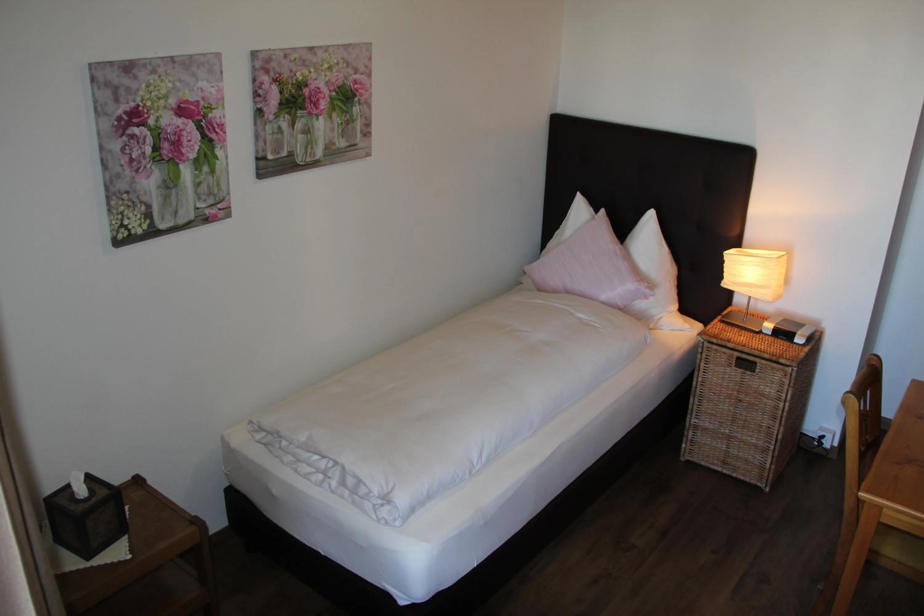 TV and multimedia, Bed in Hotel Restaurant Rössli