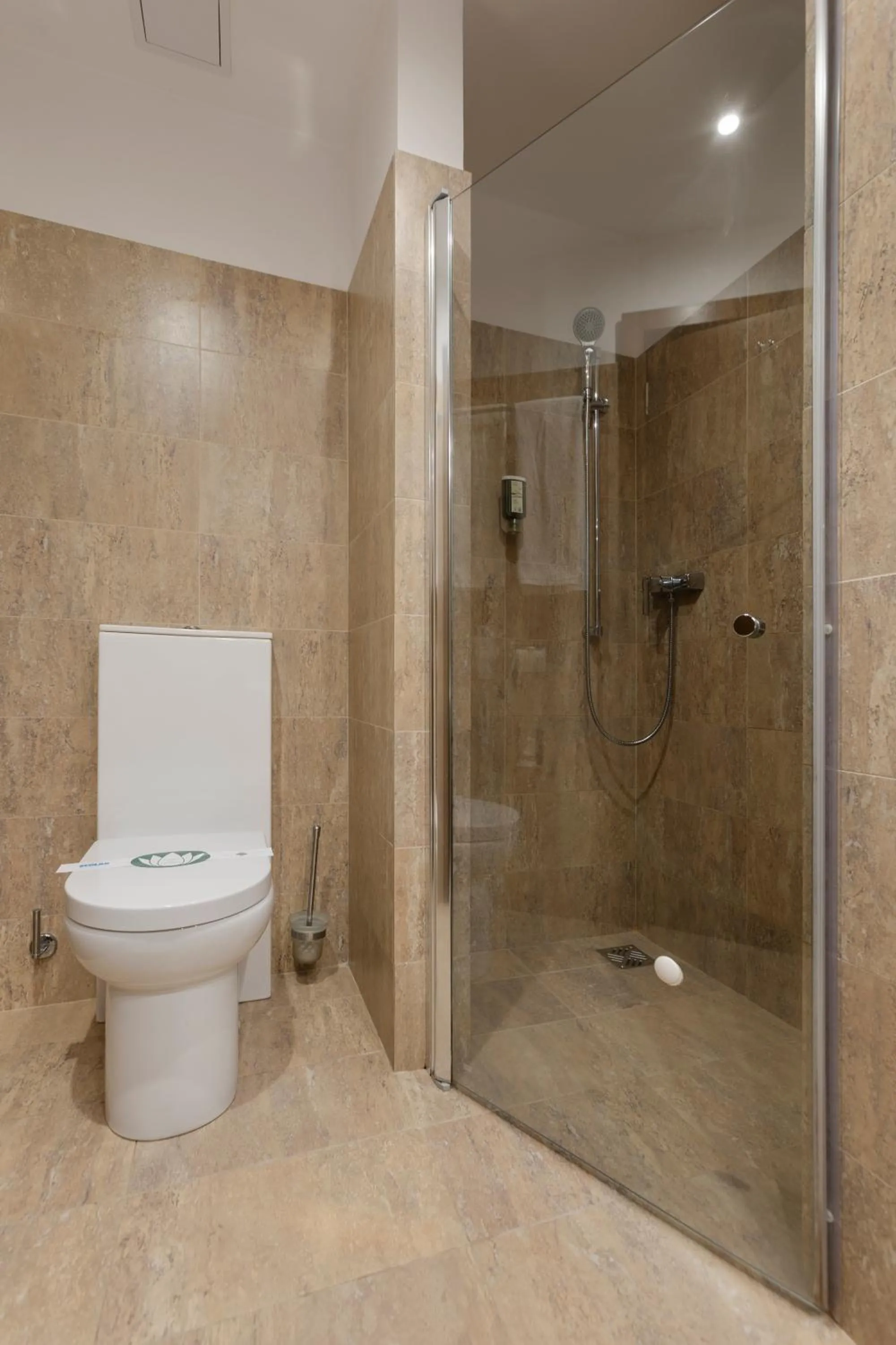 Shower in Hotel Clermont