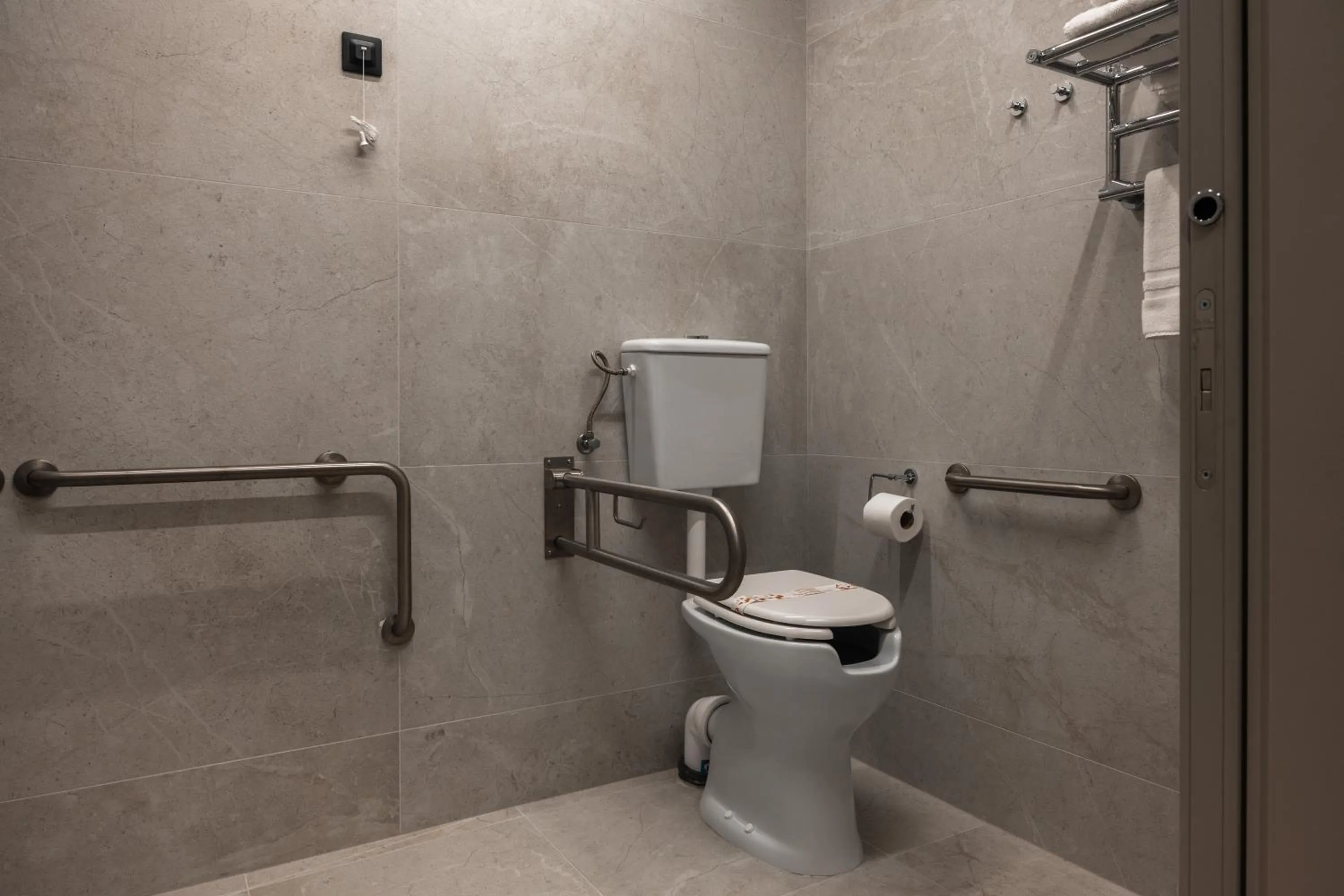 Toilet in Mimi Hotel Chisinau Jolly Alon