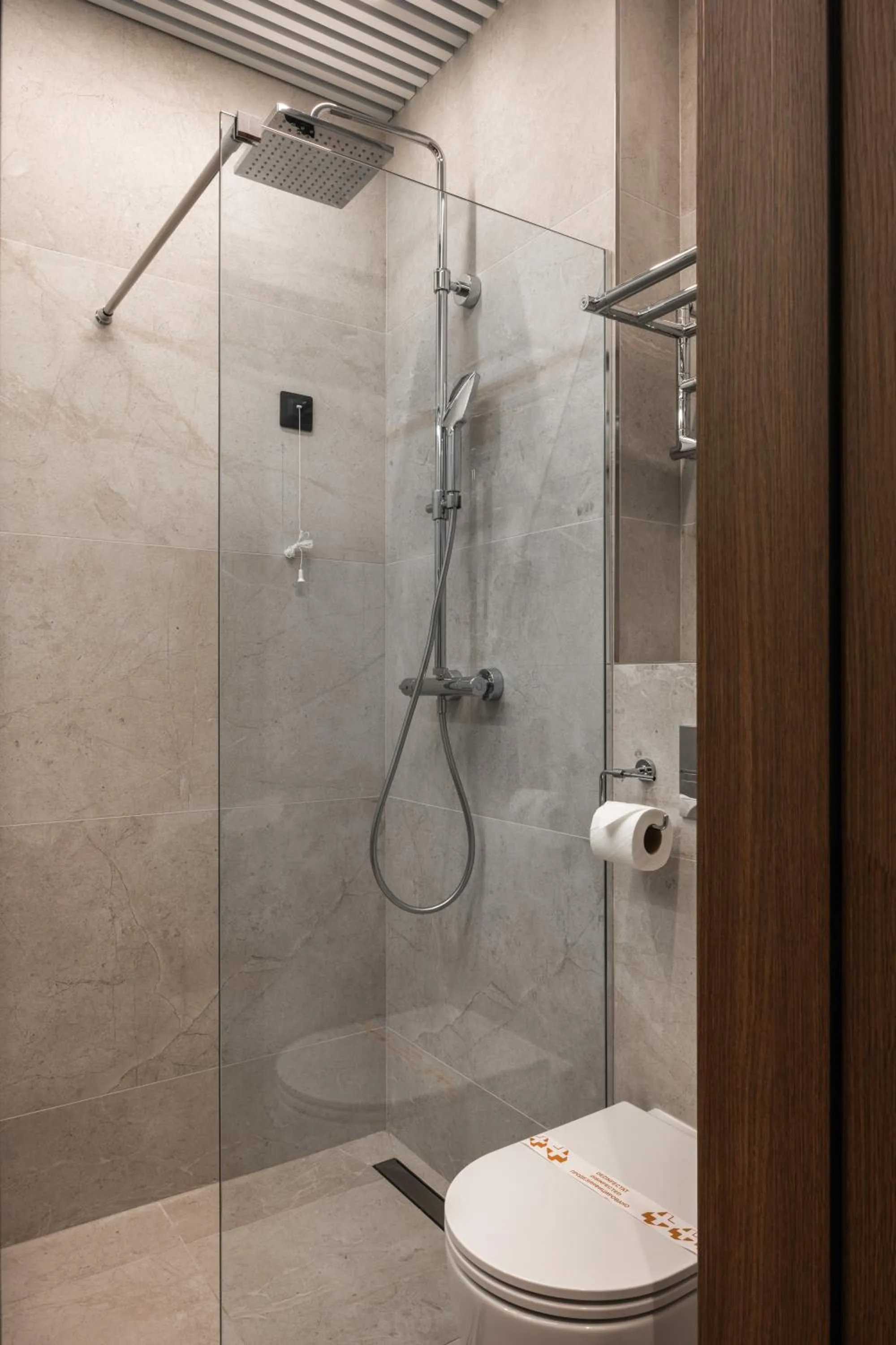 Shower in Mimi Hotel Chisinau Jolly Alon