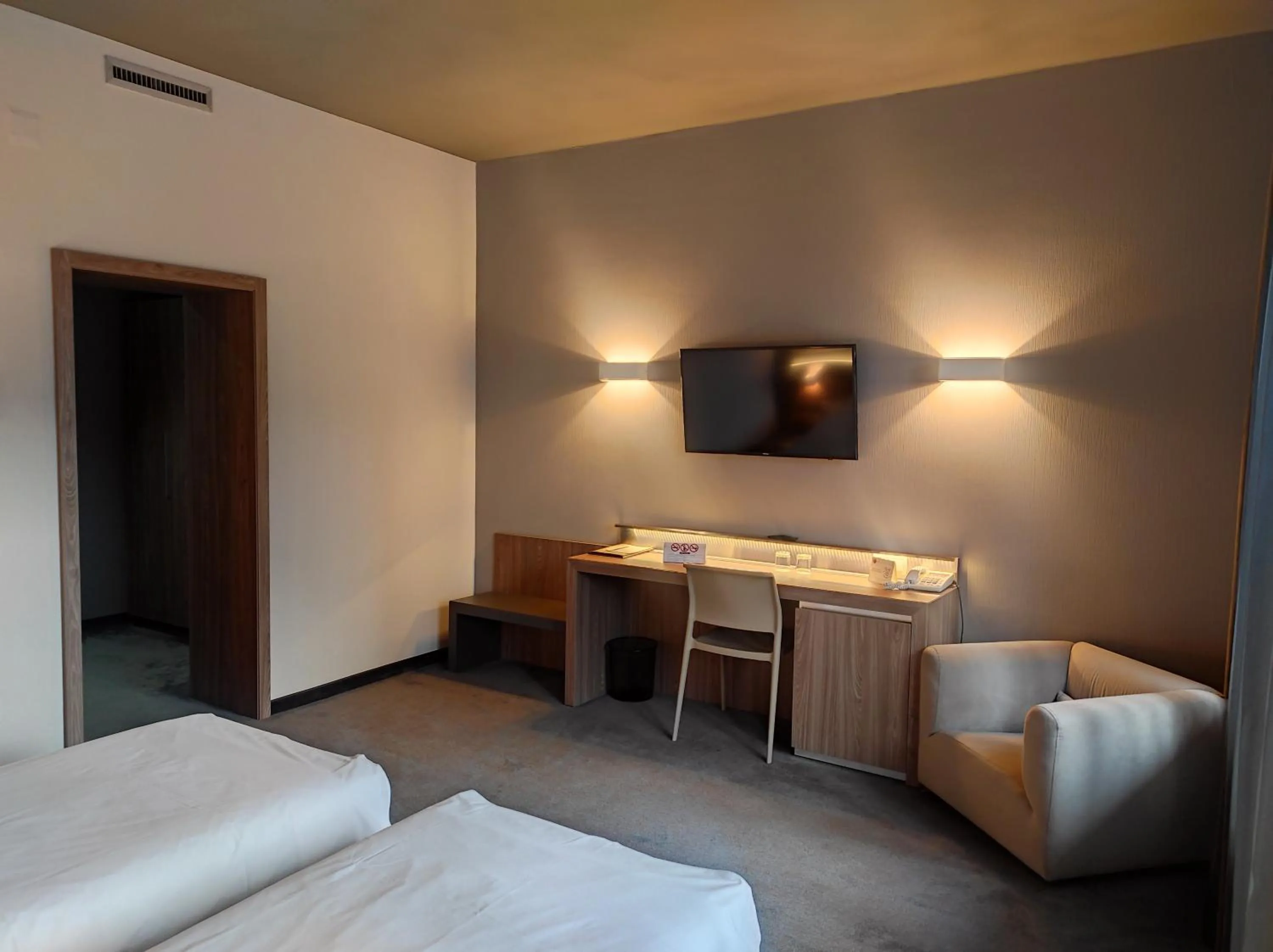 TV and multimedia, Bed in Jolly Alon Hotel & Business Center