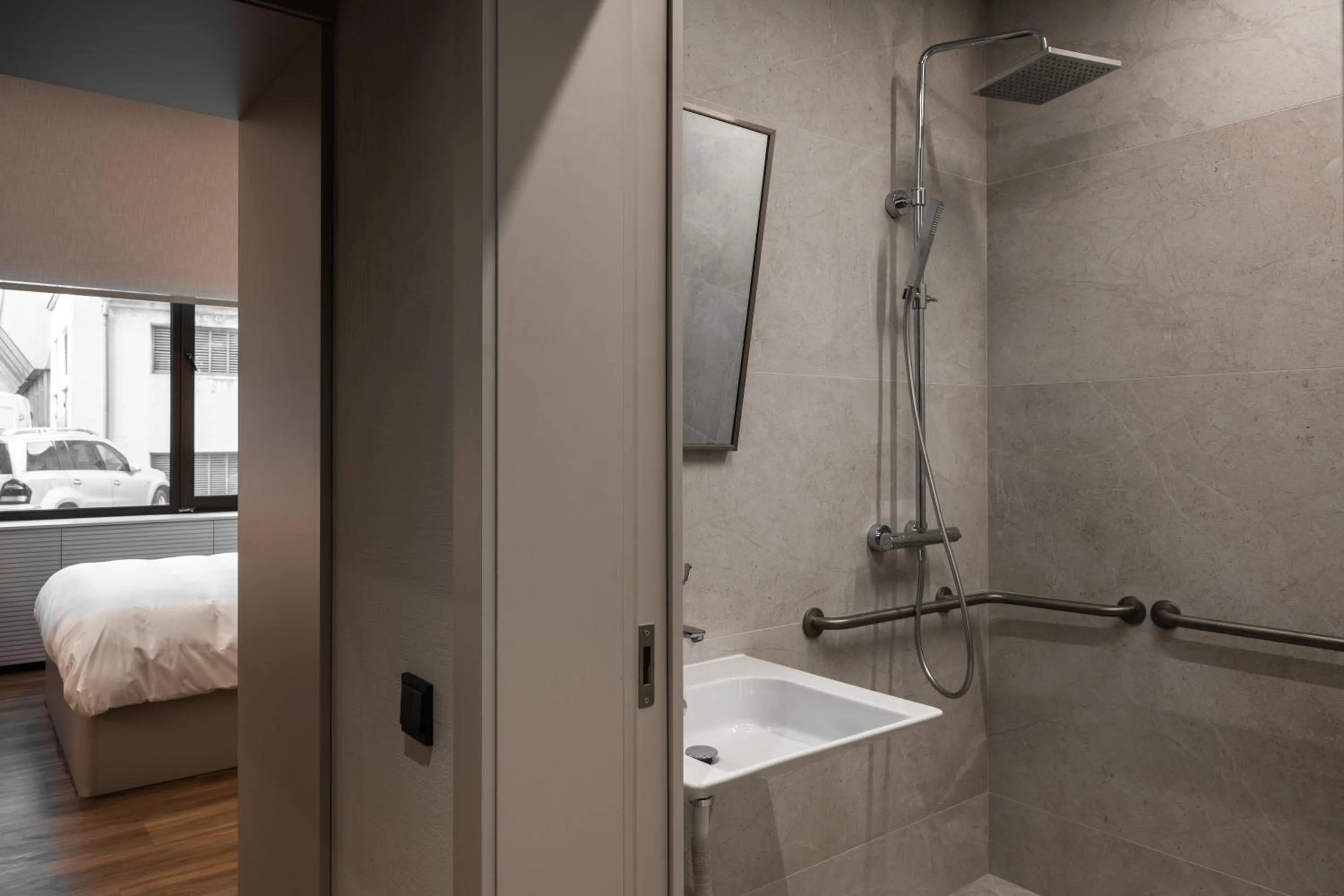 Shower in Mimi Hotel Chisinau Jolly Alon