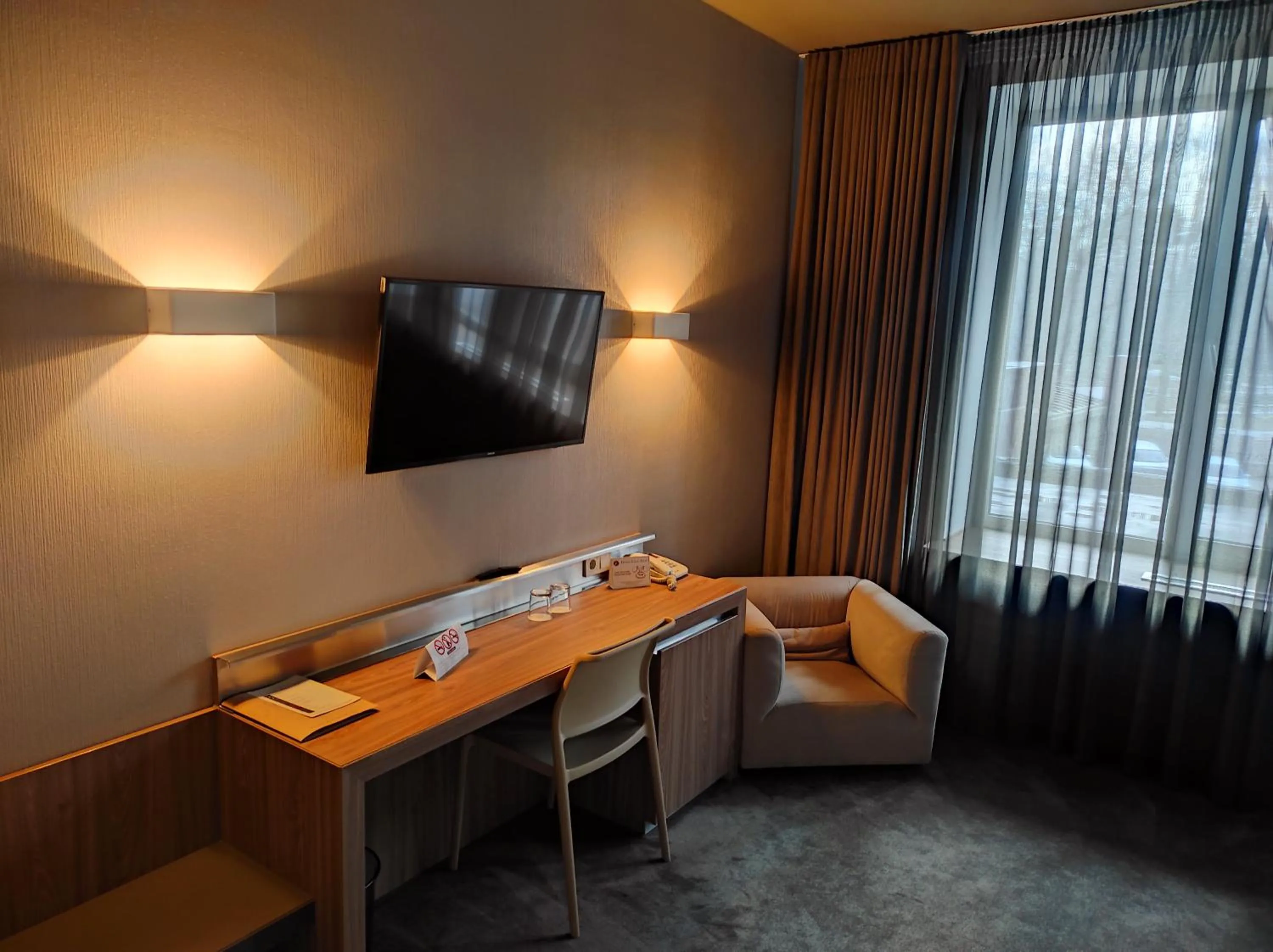 TV and multimedia in Jolly Alon Hotel & Business Center