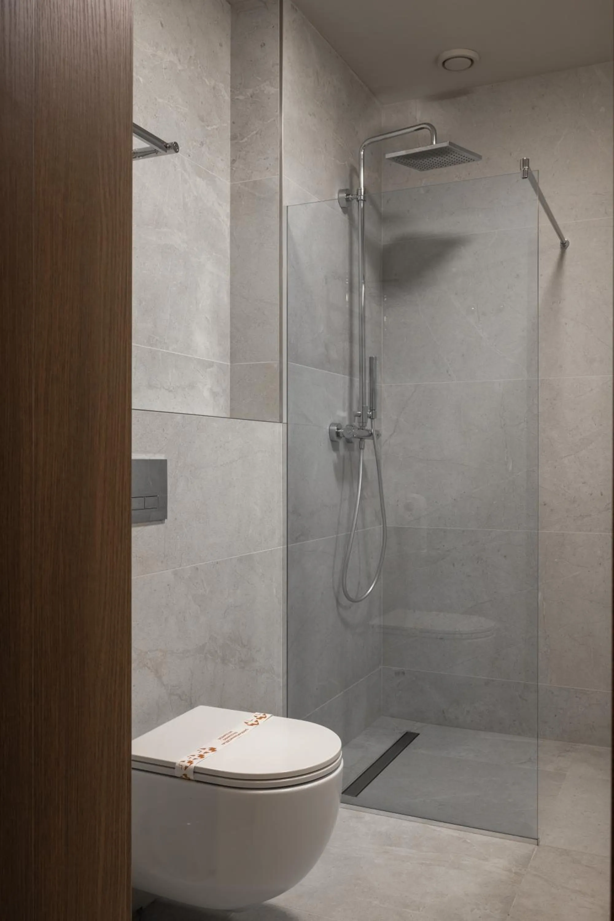 Shower in Mimi Hotel Chisinau Jolly Alon